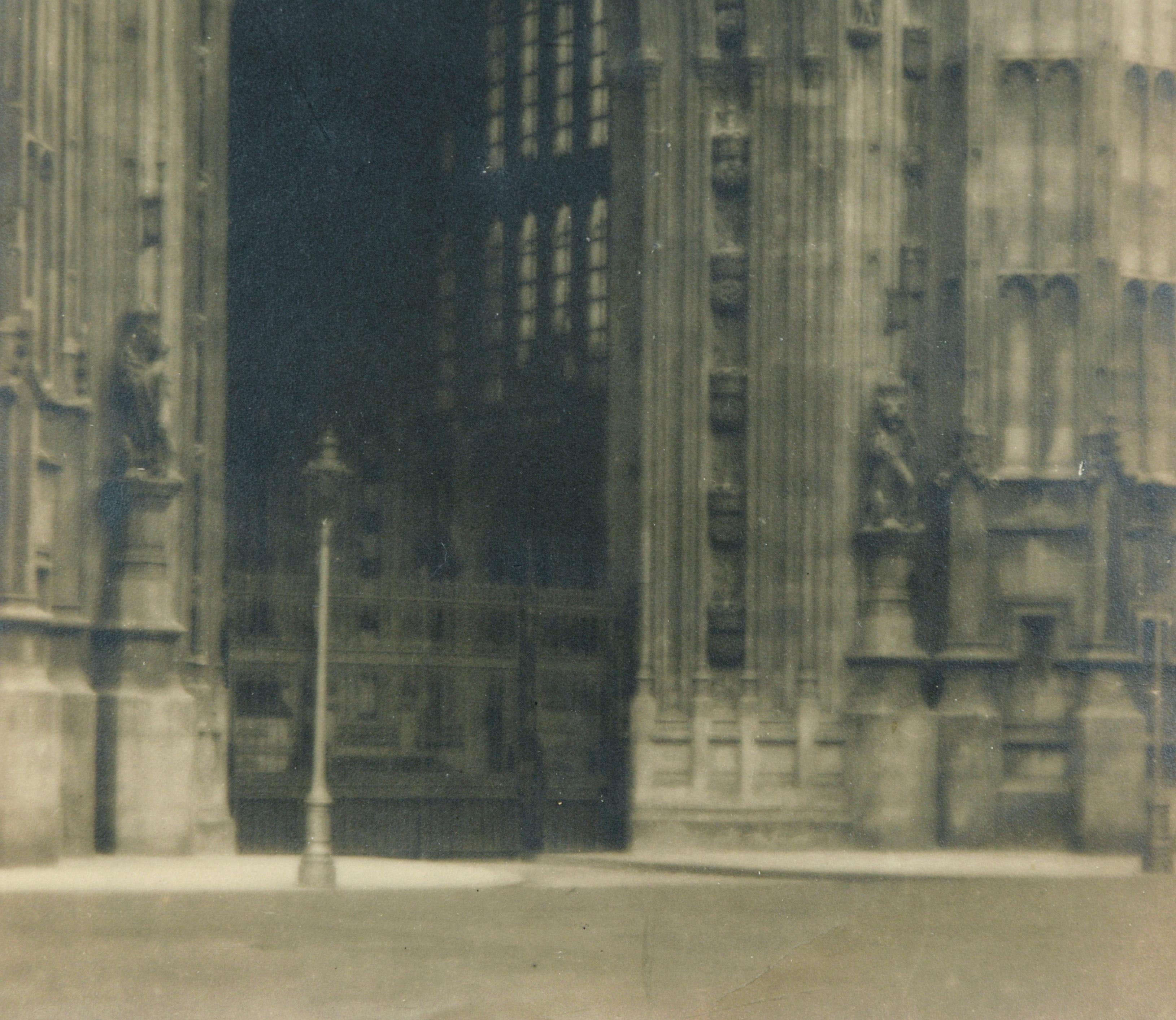 Platindruck Foto - Eingang des Victoria Tower in Westminster mit Weichzeichner

Dieser Fotodruck zeigt die großformatigen Türen am Eingang zum Victoria Tower im Palace of Westminster in London. Das Foto ist frei von Figuren, so dass die Architektur