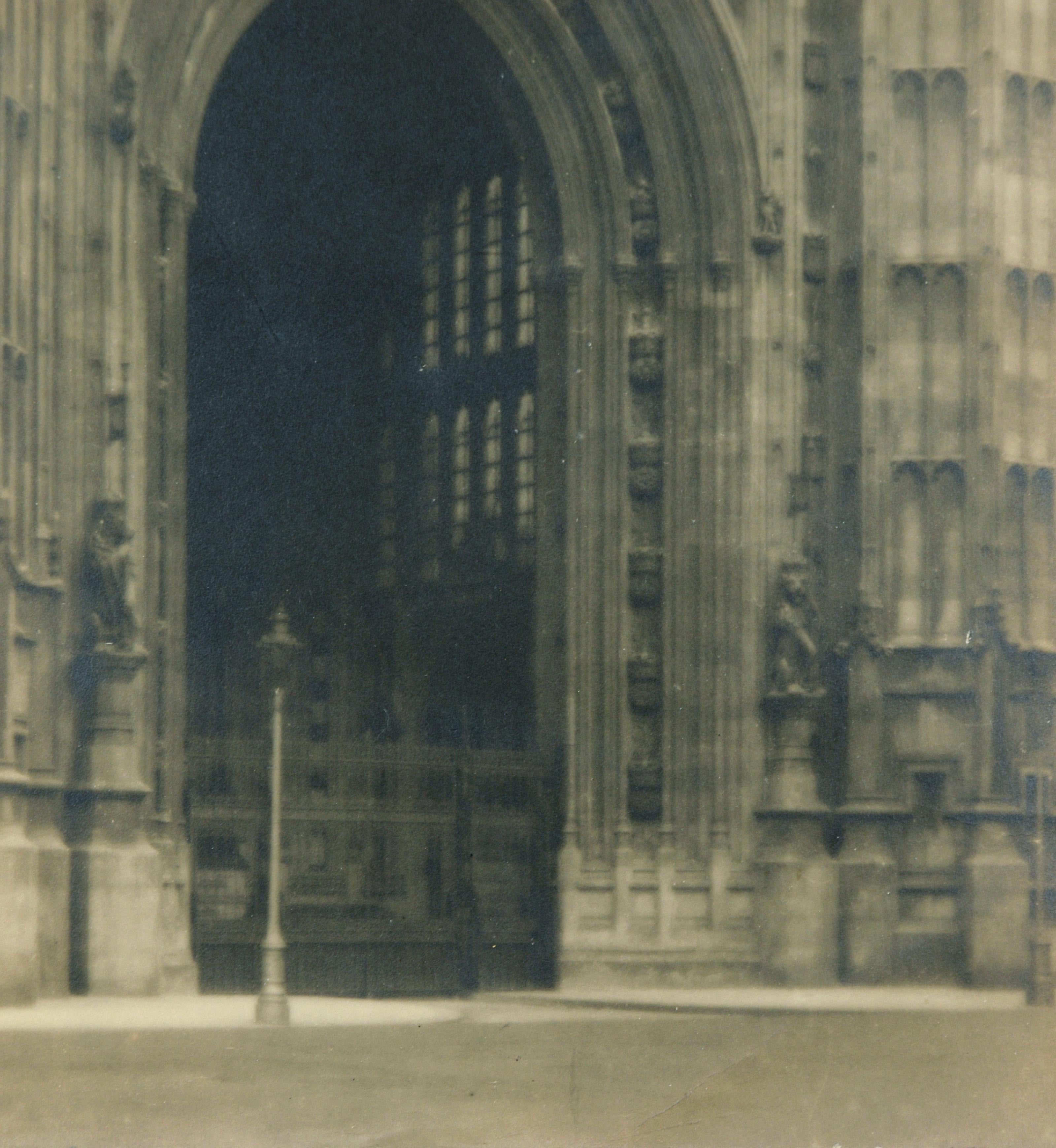 Platindruck Foto - Eingang des Victoria Tower in Westminster mit Weichzeichner im Angebot 1