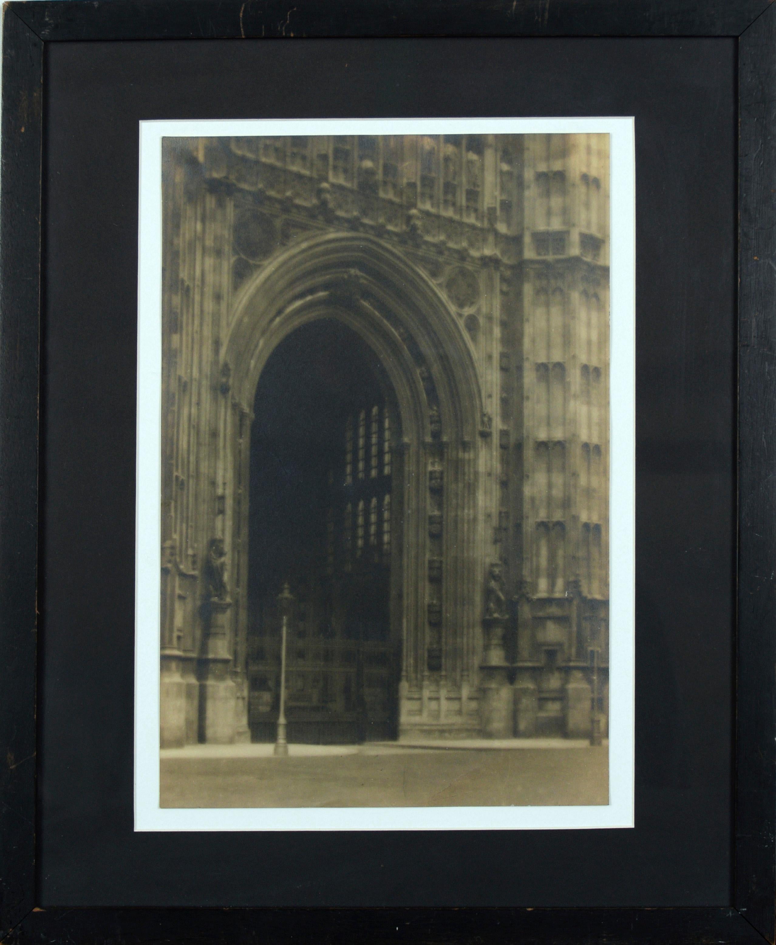 Unknown Black and White Photograph – Platindruck Foto - Eingang des Victoria Tower in Westminster mit Weichzeichner
