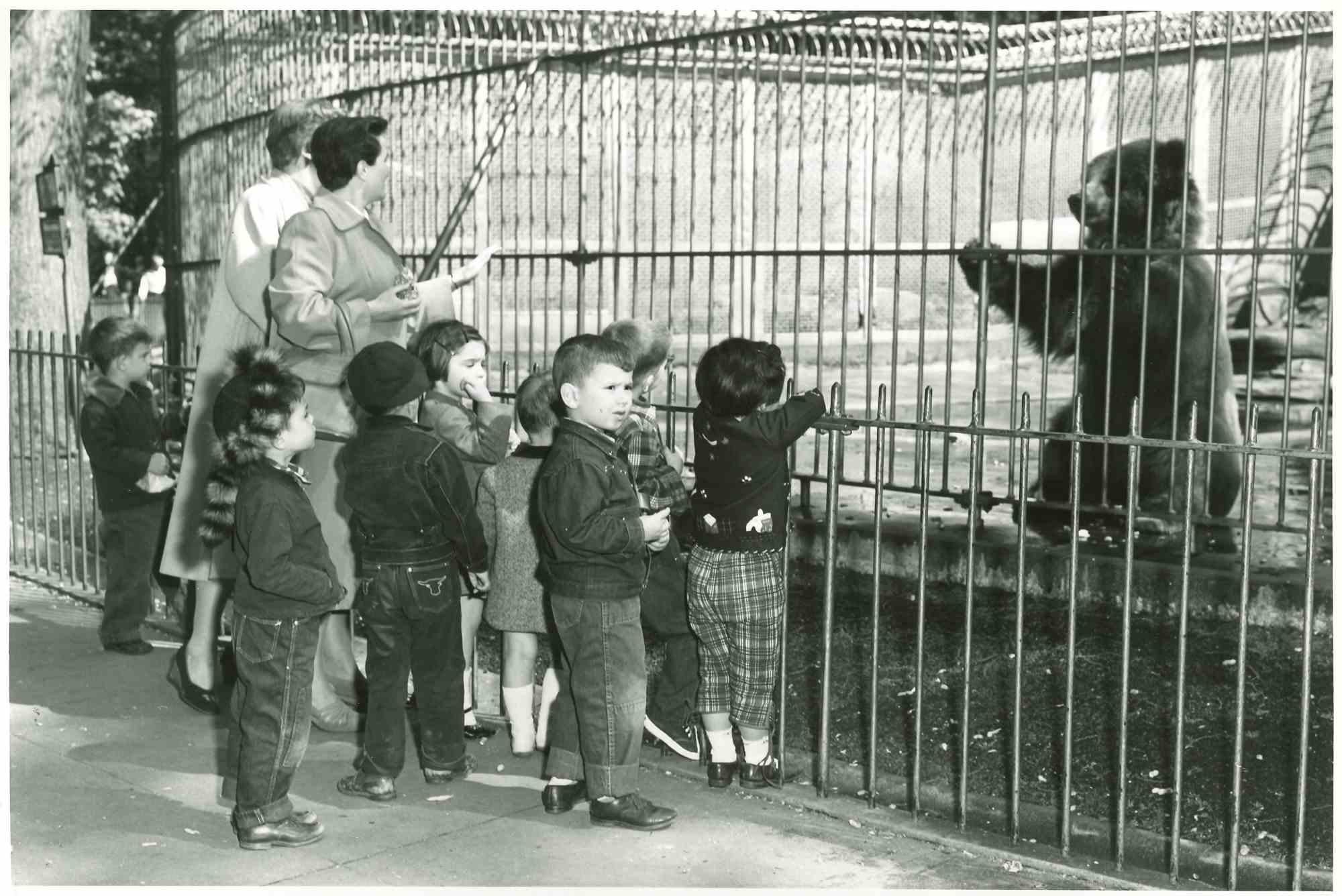 Figurative Photograph Unknown - École de jeu - Photographie vintage américaine - Milieu du XXe siècle