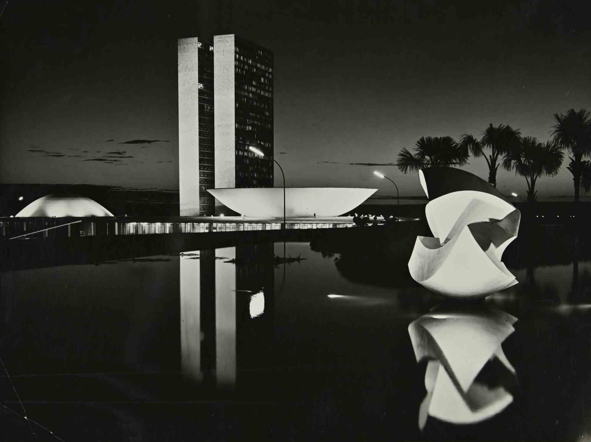 Unknown Figurative Photograph – Poderes Brasilia bei Nacht – Fotografie – 1960er Jahre