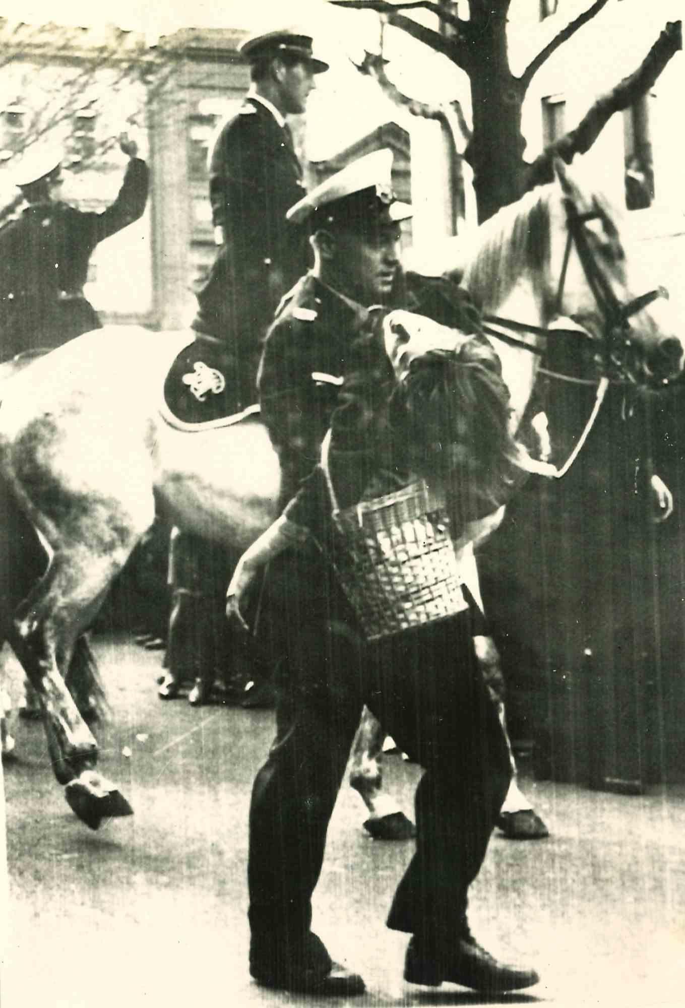 Unknown Figurative Photograph – Policemen – Historisches Foto – 1960er Jahre