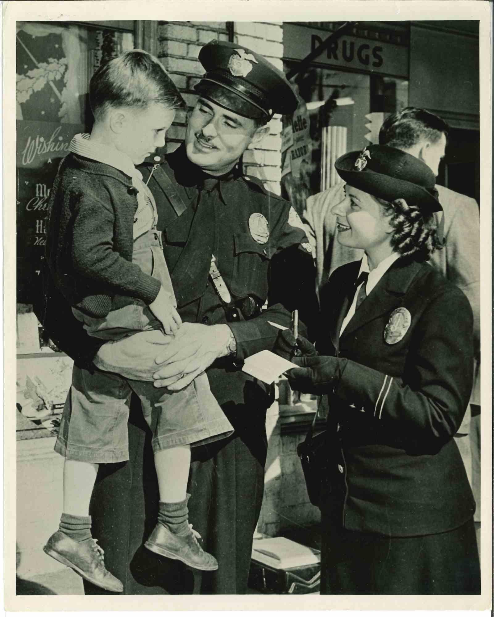 Figurative Photograph Unknown - Femmes de police aux États-Unis  Photographie vintage du milieu du XXe siècle