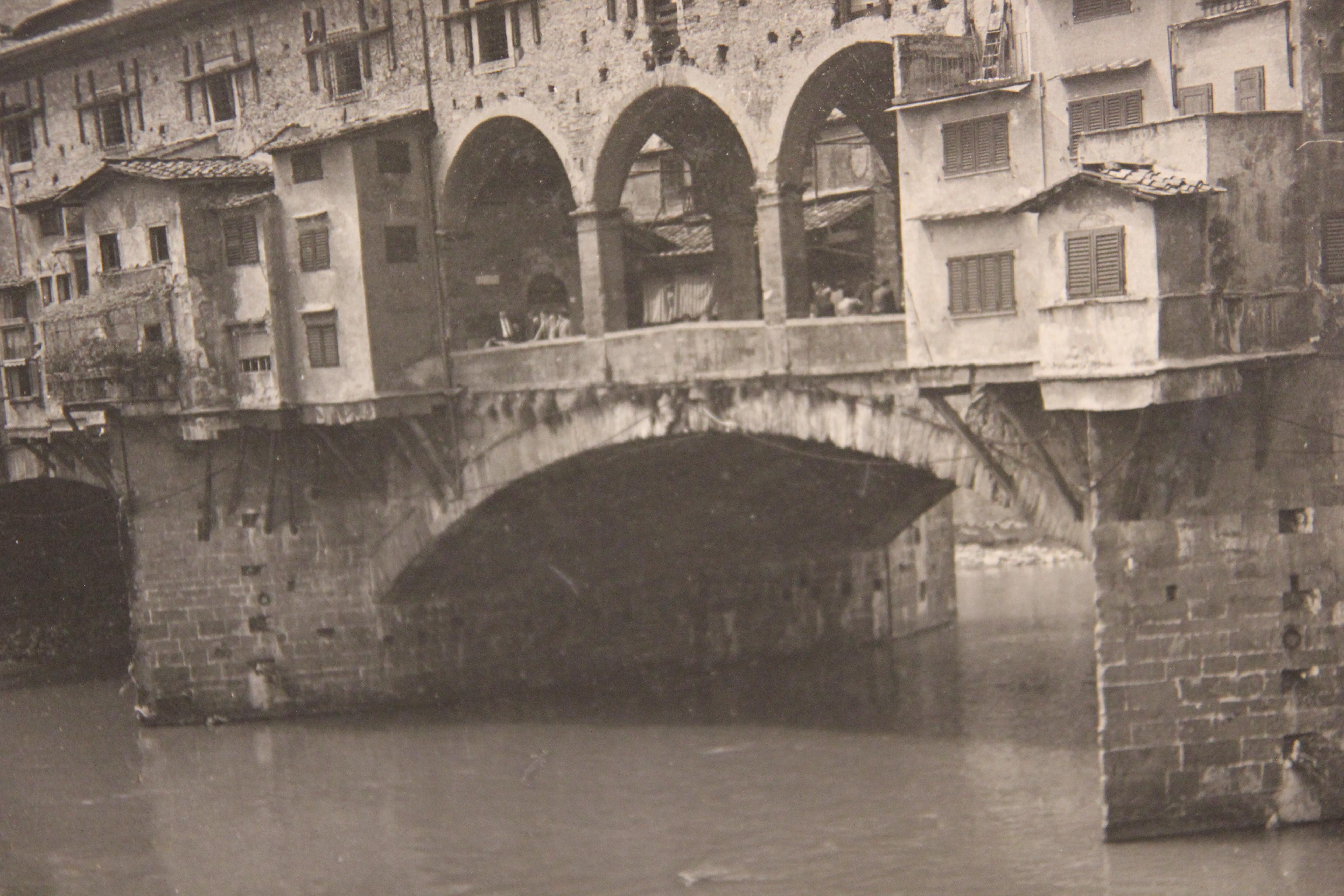 Le Ponte Vecchio est un pont médiéval en pierre à arc segmentaire et à tympan fermé qui enjambe l'Arno, à Florence, en Italie. Elle se distingue par les commerces qui y sont construits, comme c'était le cas autrefois. La photographie est fixée sur