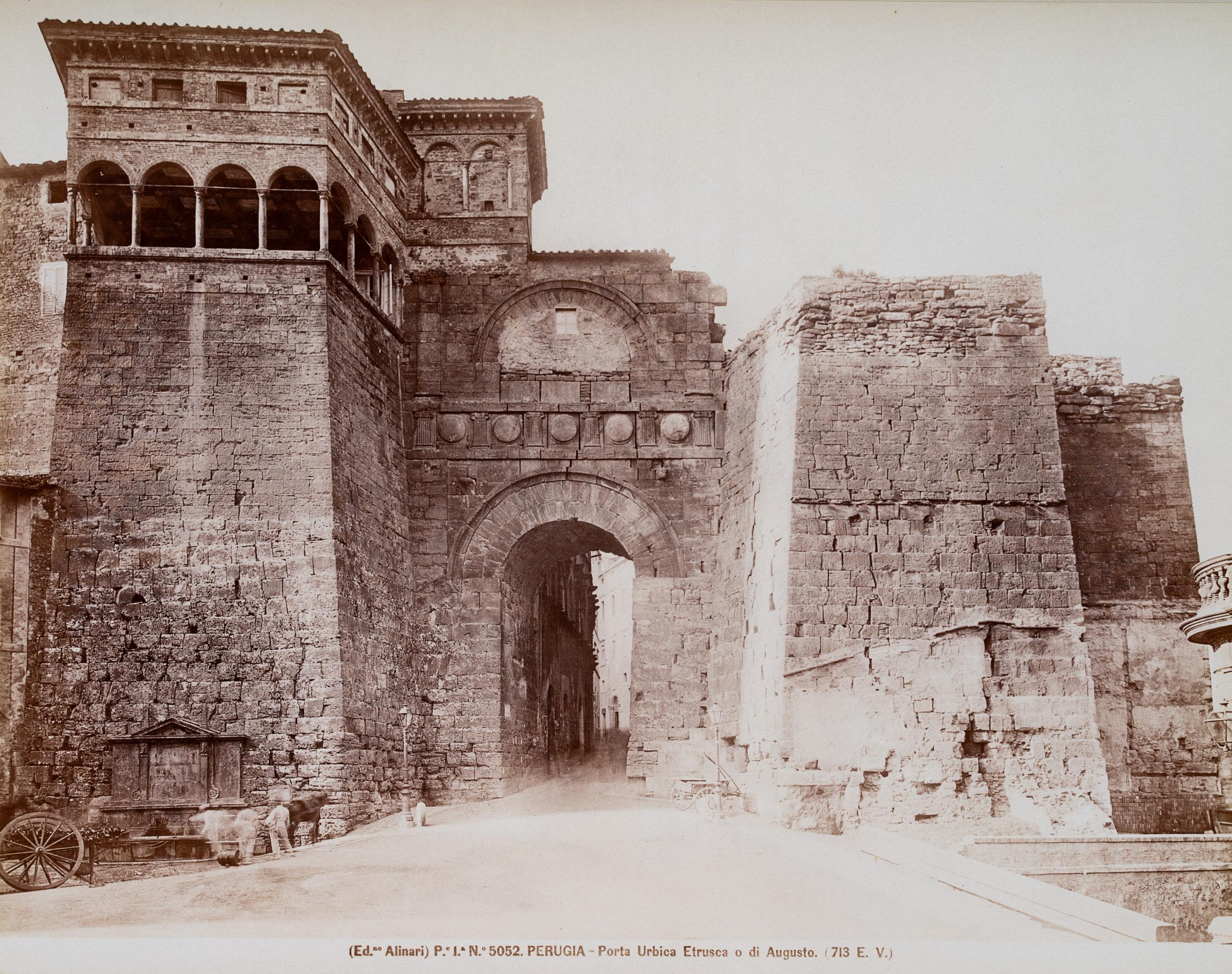 Fratelli Alinari Landscape Photograph – Porta Urbica Etrusca oder von Augustus, Perugia