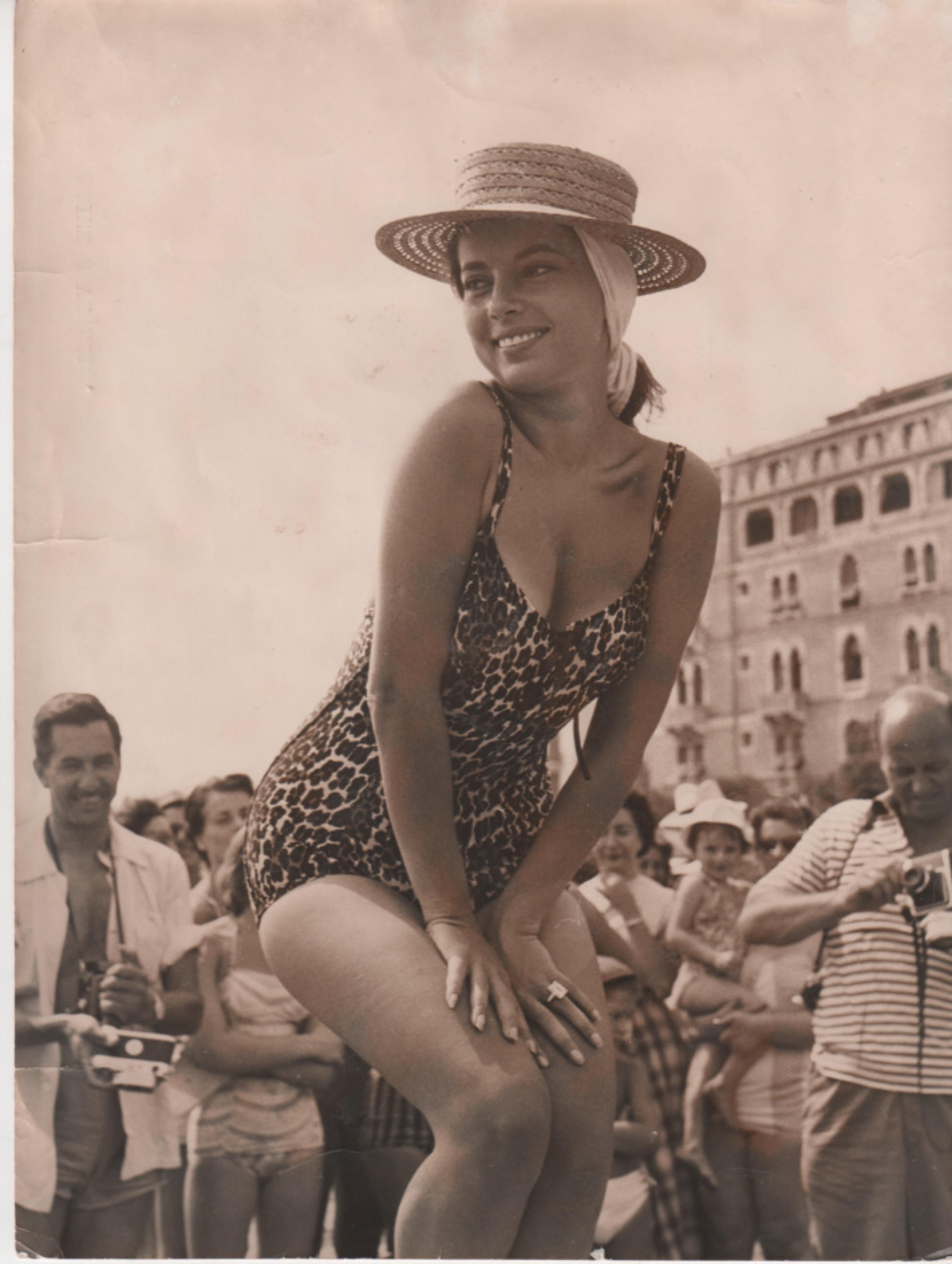 Portrait Photograph di Unknown - Ritratto di Abbe Lane - Foto d'epoca - Anni '60