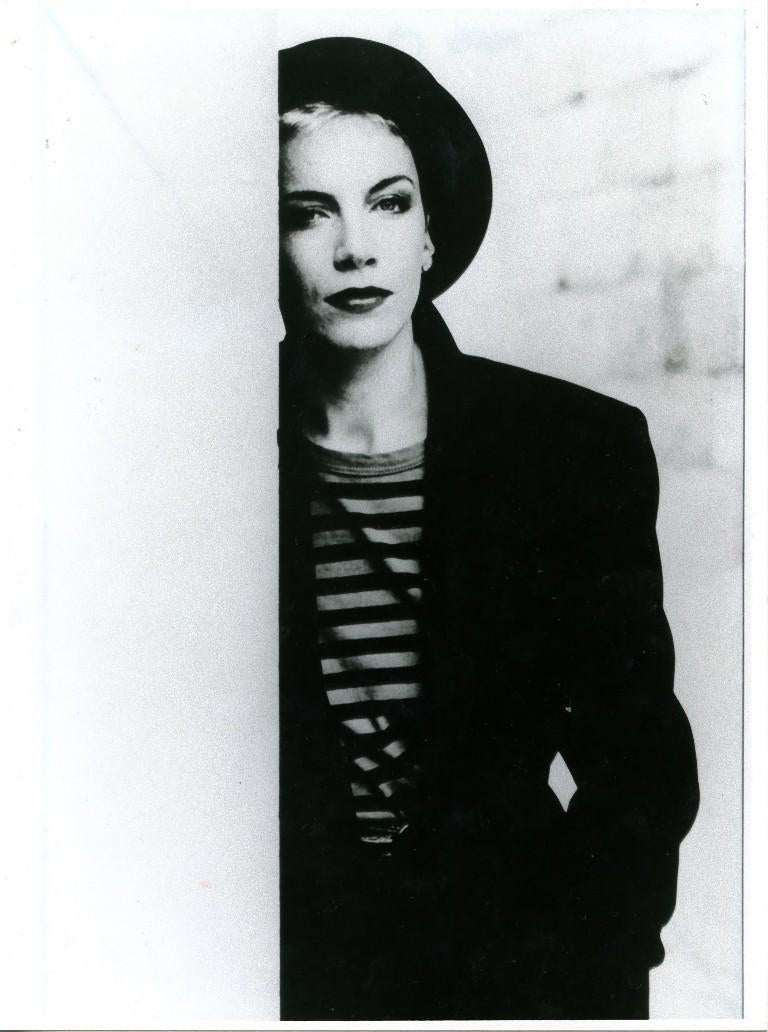 Porträt von Annie Lennox – Vintage-Fotodruck auf RC-Papier – 1990er Jahre – Photograph von Unknown