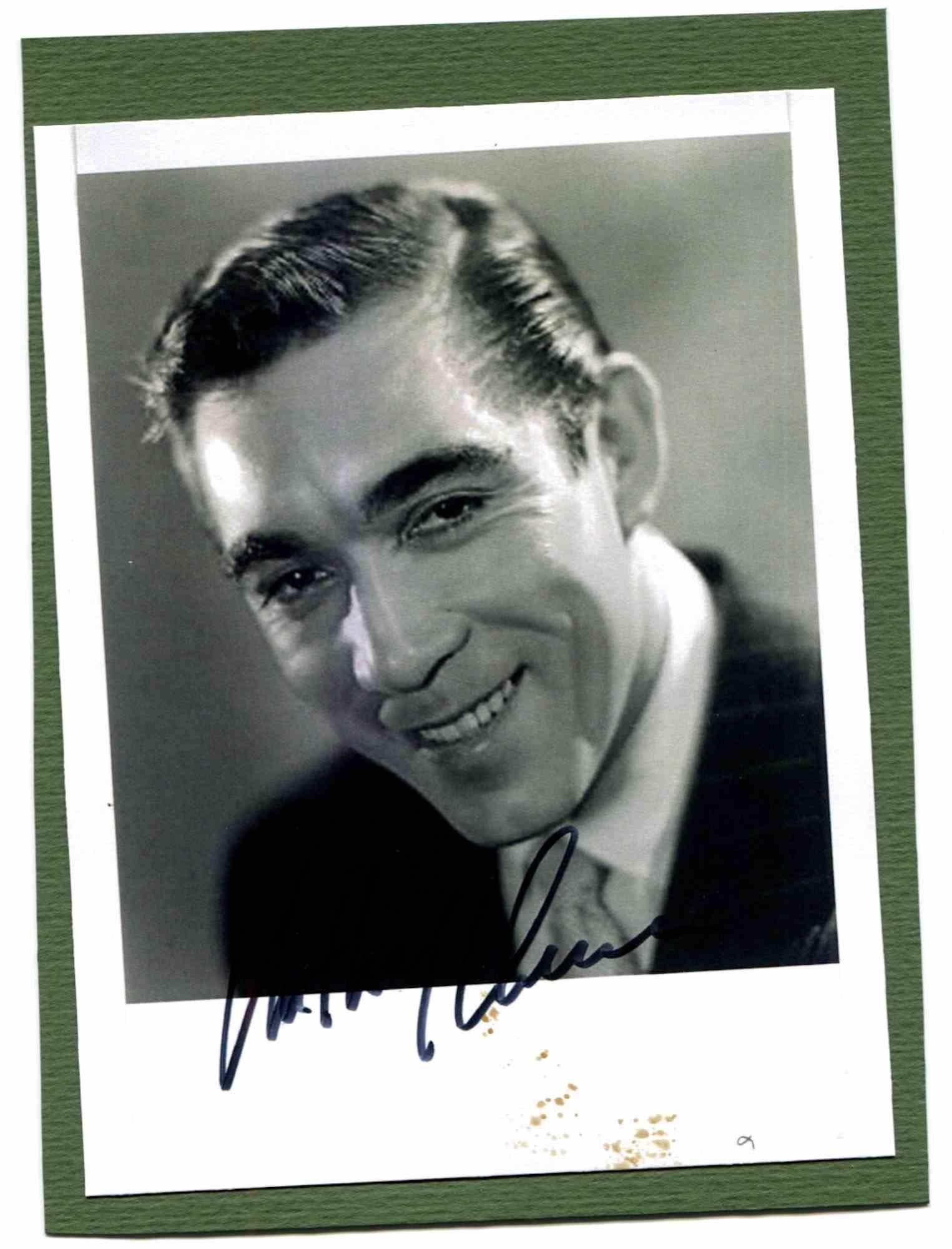 Unknown Figurative Photograph - Portrait of Anthony Quinn with signature- Photo - 1960s