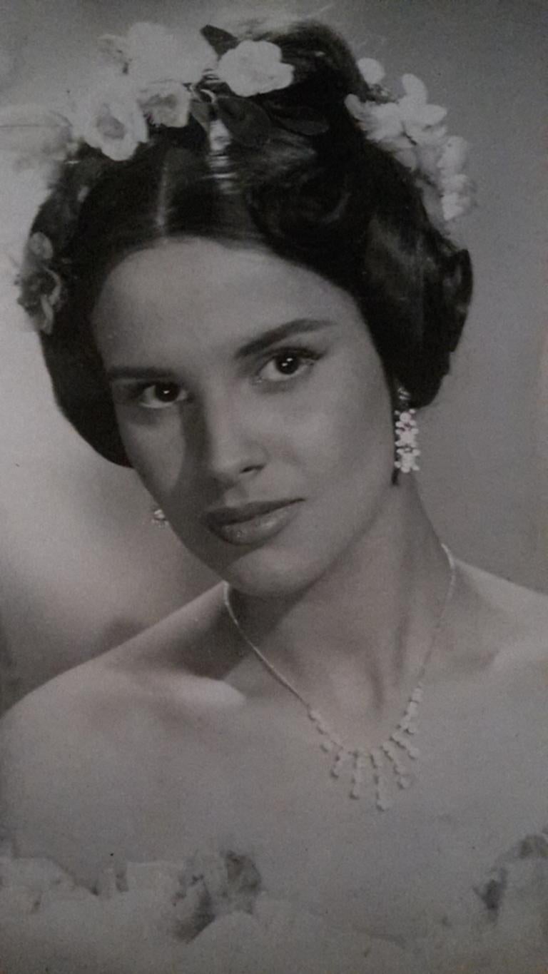 Figurative Photograph Unknown - Portrait d'Antonella Lualdi - Photographie vintage, années 1960