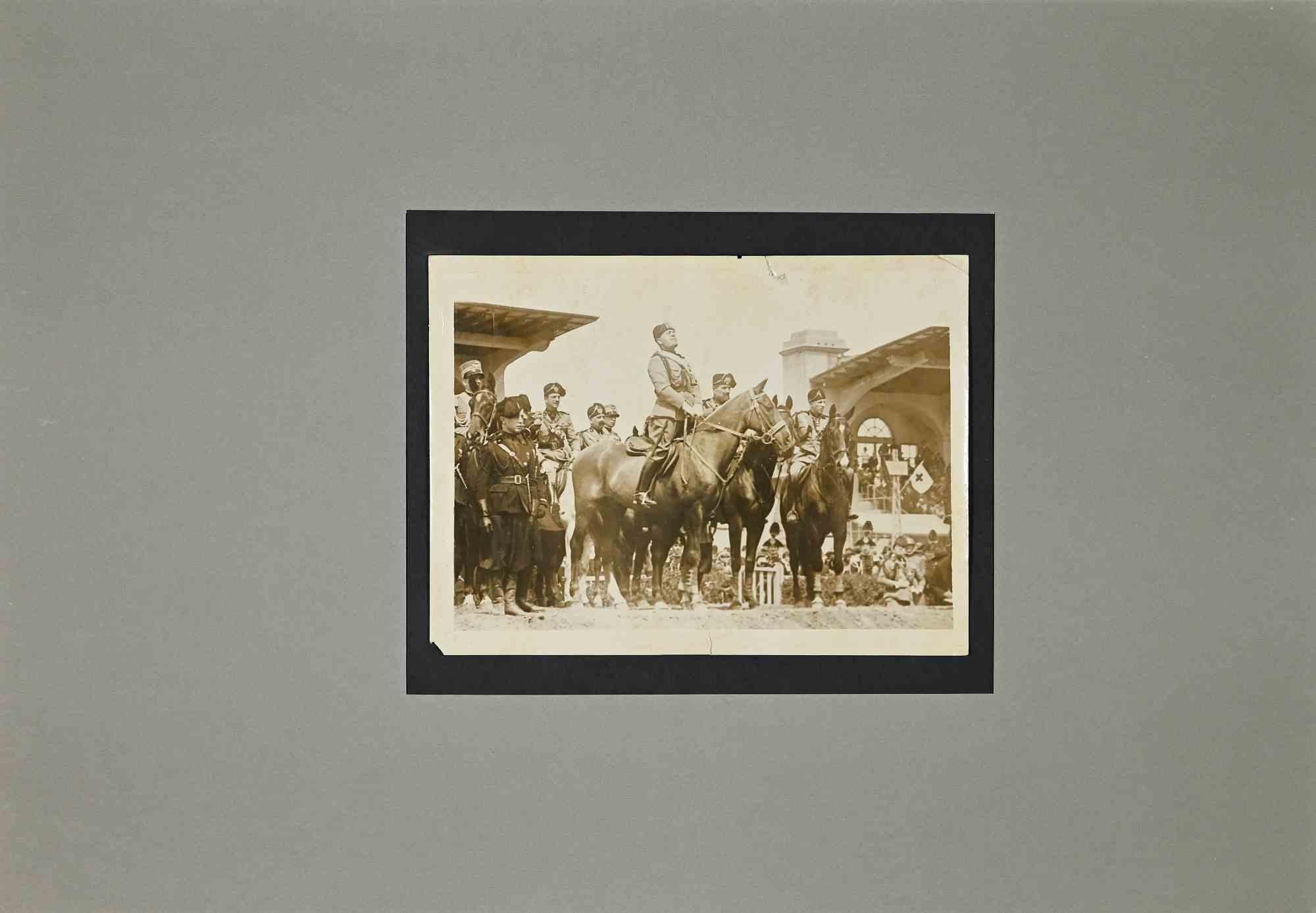 Unknown Figurative Photograph – Porträt von Benito Mussolini, der auf einem Pferd reitet, Vintage-Foto – 1930er Jahre
