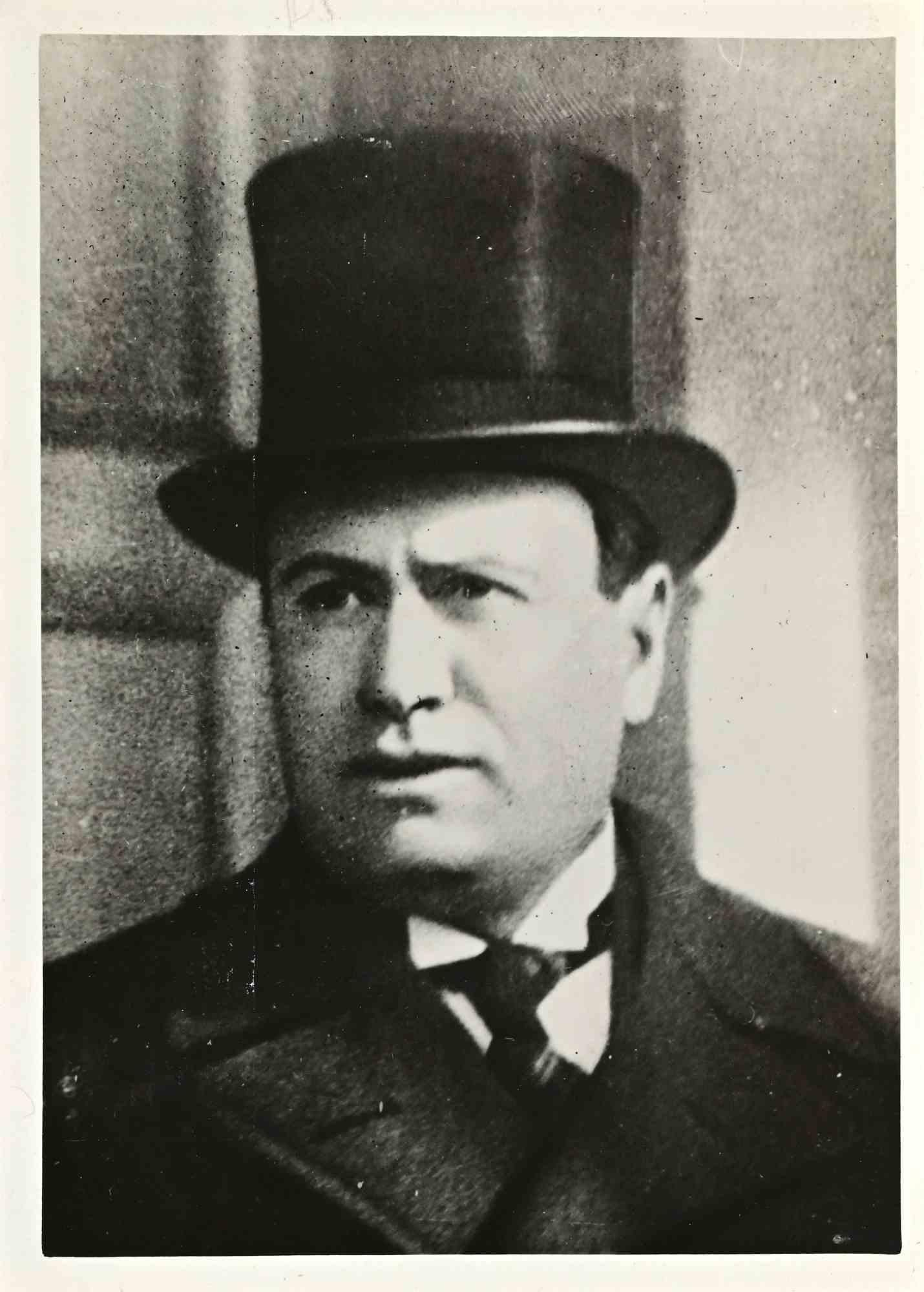 Unknown Figurative Photograph – Porträt von Benito Mussolini – Vintage-Foto – 1934