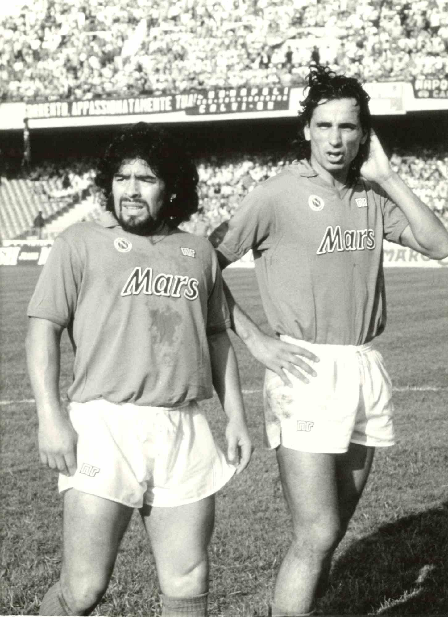 Figurative Photograph Unknown - Portrait de Diego Armando Maradona  et Andrea Carnevale - Photo d'époque - années 1980