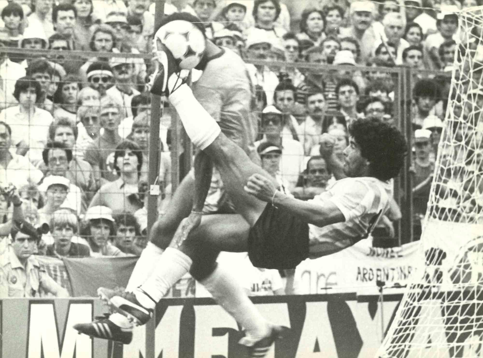 Figurative Photograph di Unknown - Ritratto di Diego Armando Maradona - Foto d'epoca - Anni '80