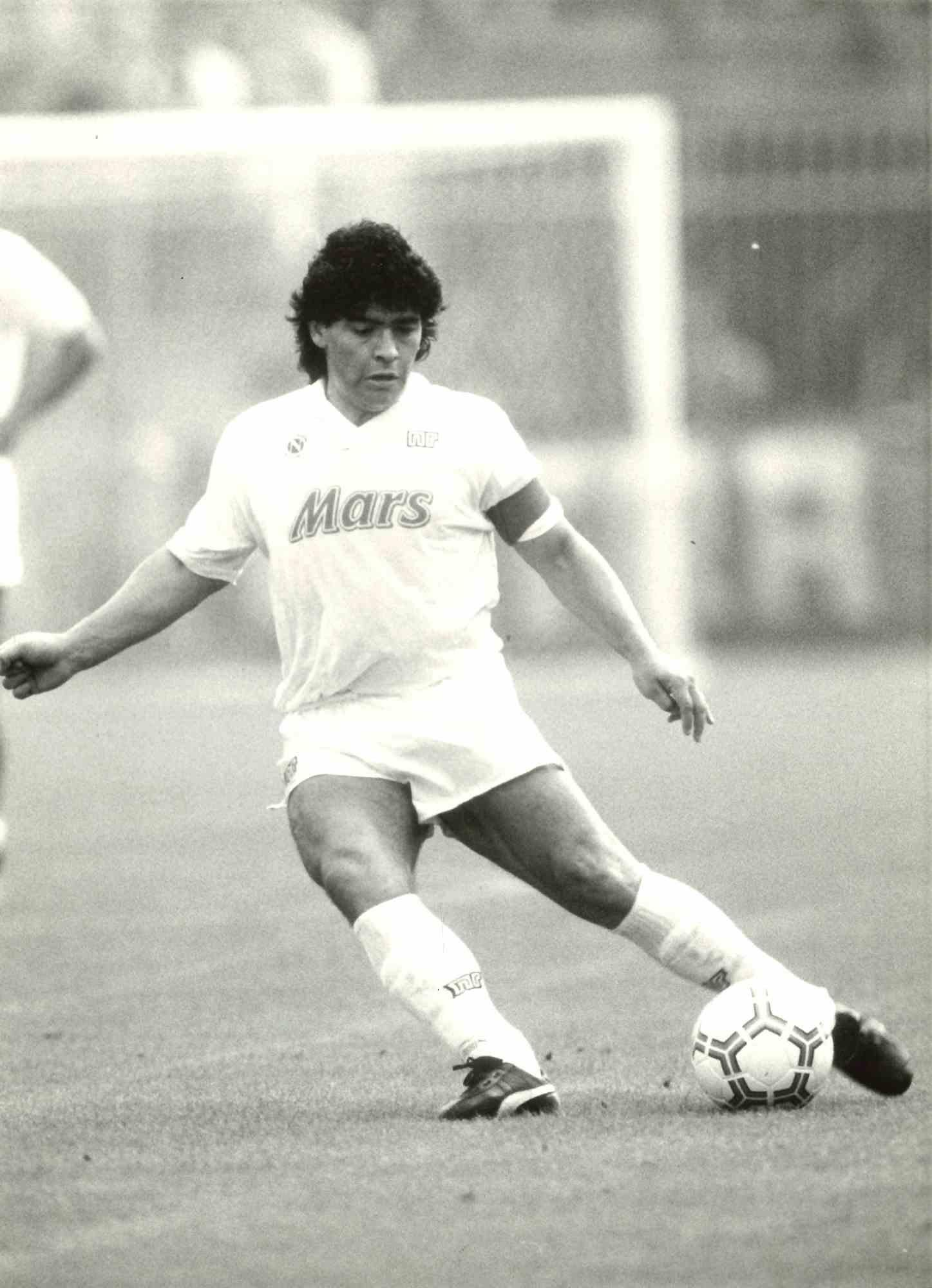 Figurative Photograph Unknown - Portrait de Diego Armando Maradona - Photo vintage, années 1980