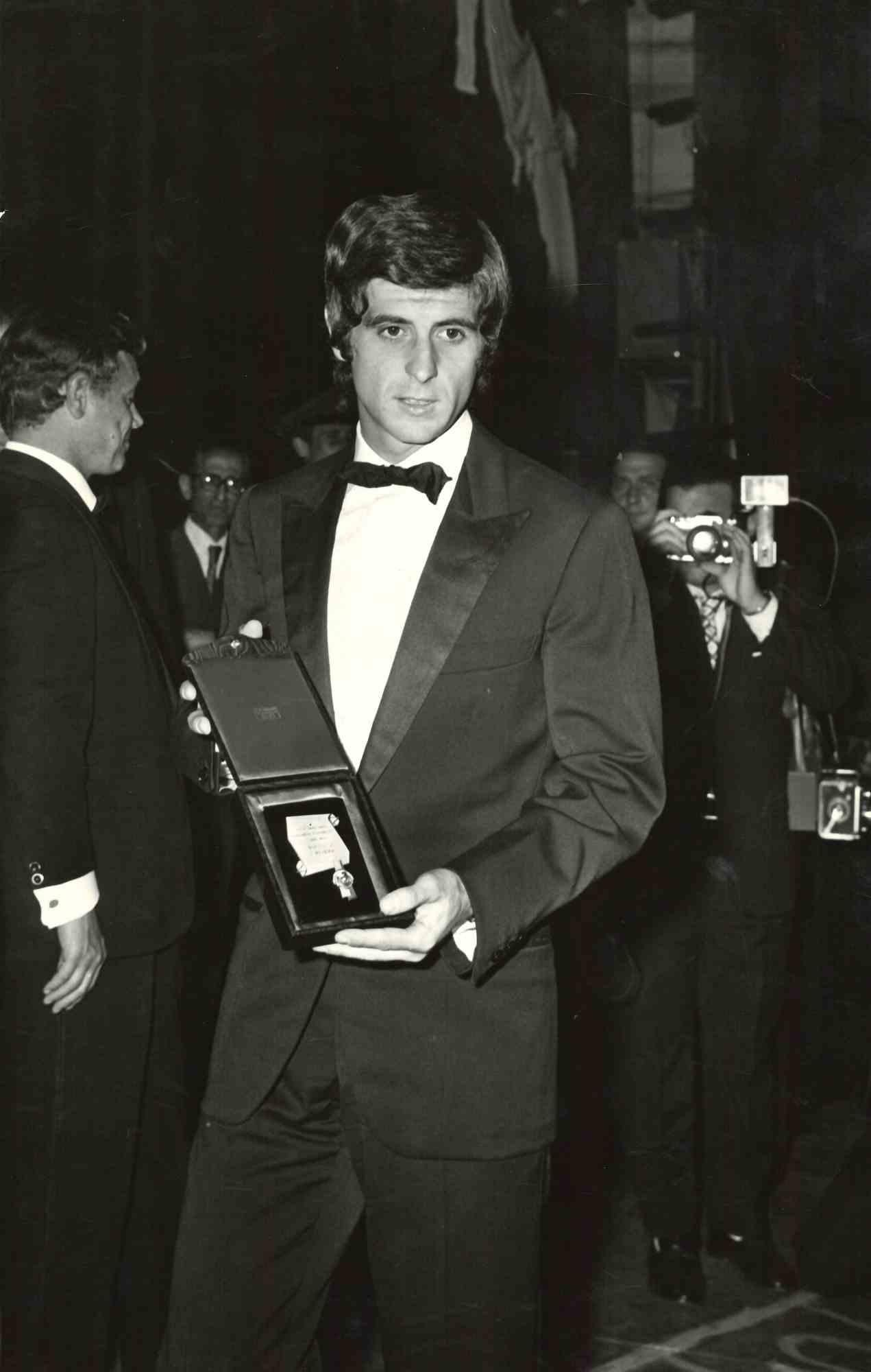 Figurative Photograph de Unknown - Retrato de Gianni Rivera - Foto de época - Años 70