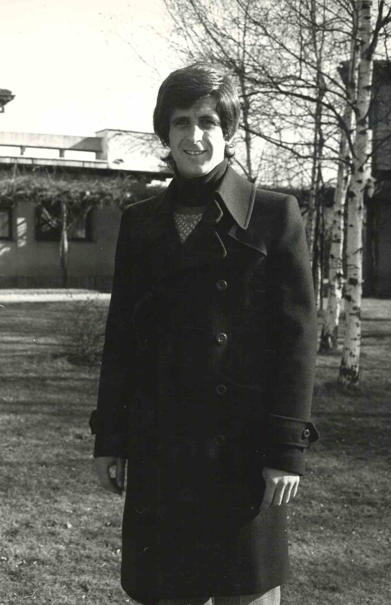 Figurative Photograph de Unknown - Retrato de Gianni Rivera - Foto de época - Años 70