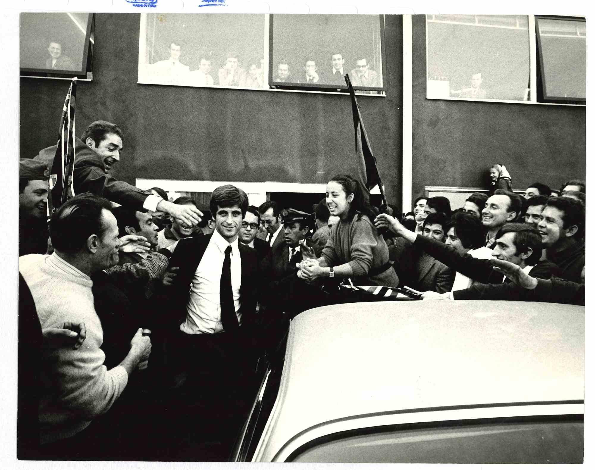 Figurative Photograph de Unknown - Retrato de Gianni Rivera - Foto de época - Años 70