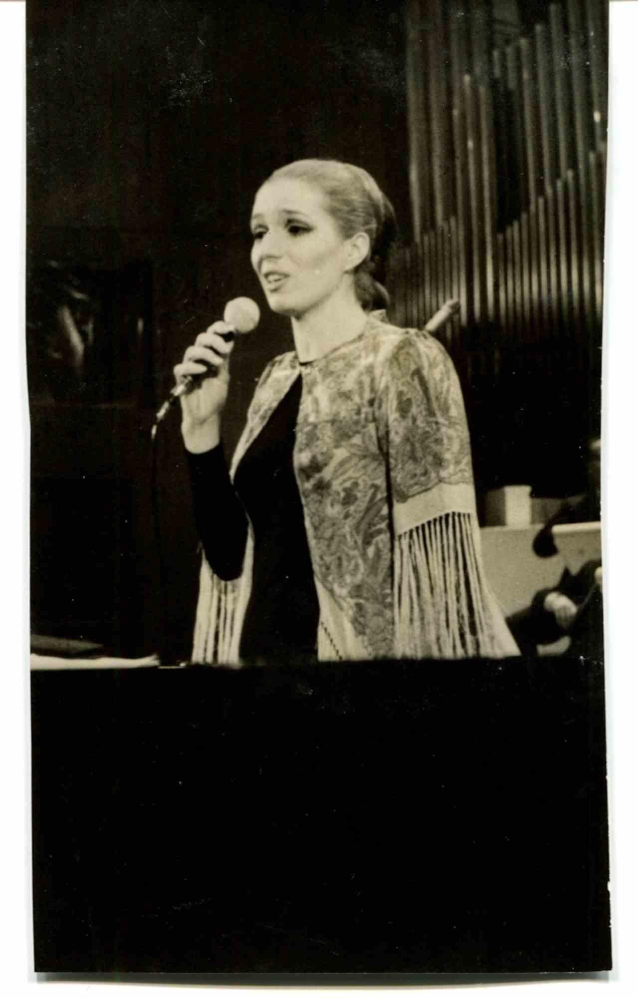 Unknown Figurative Photograph - Portrait of Iva Zanicchi Singing - 1970s