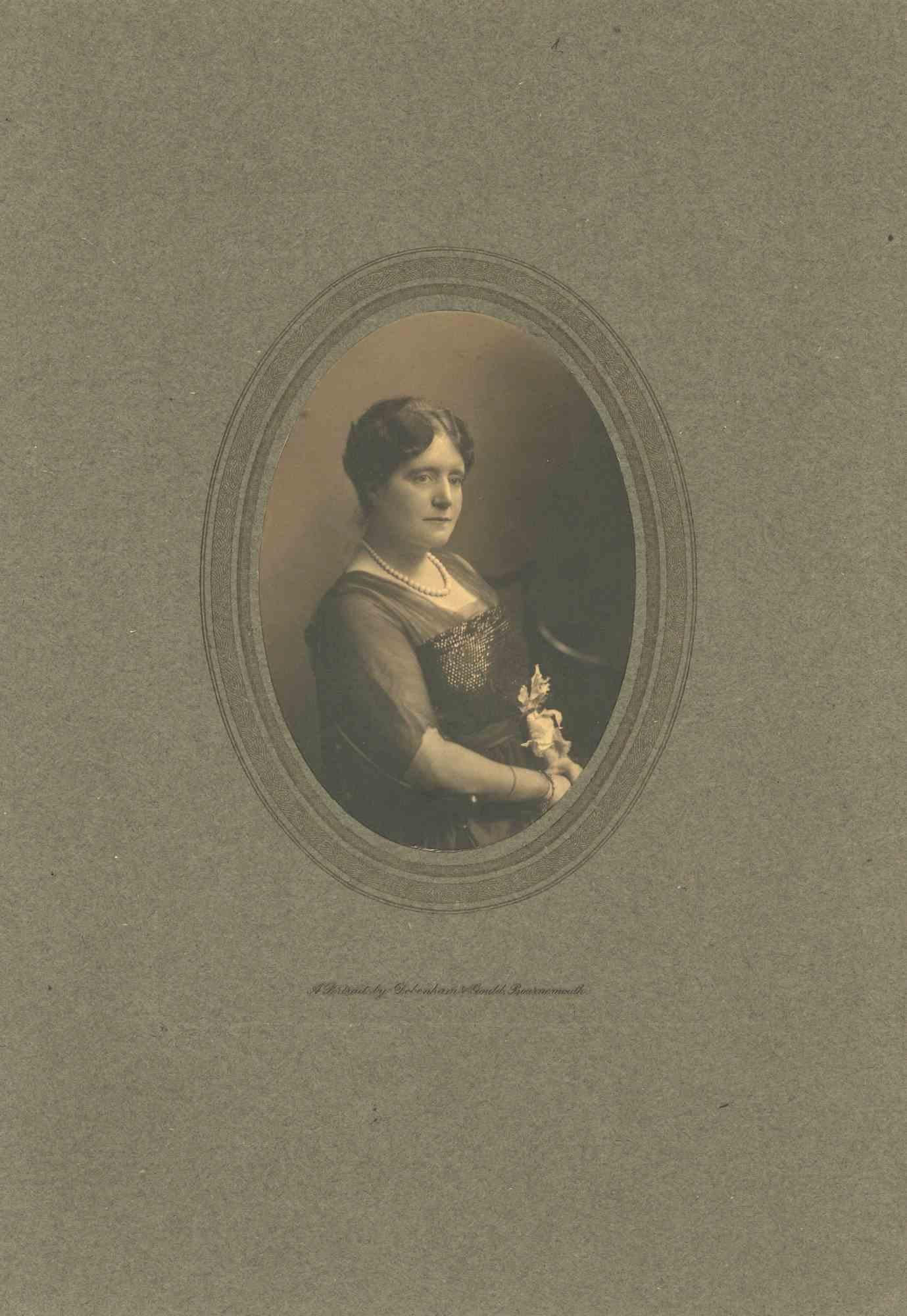 Unknown Figurative Photograph – Porträt einer Dame – Fotografie – frühes 20. Jahrhundert