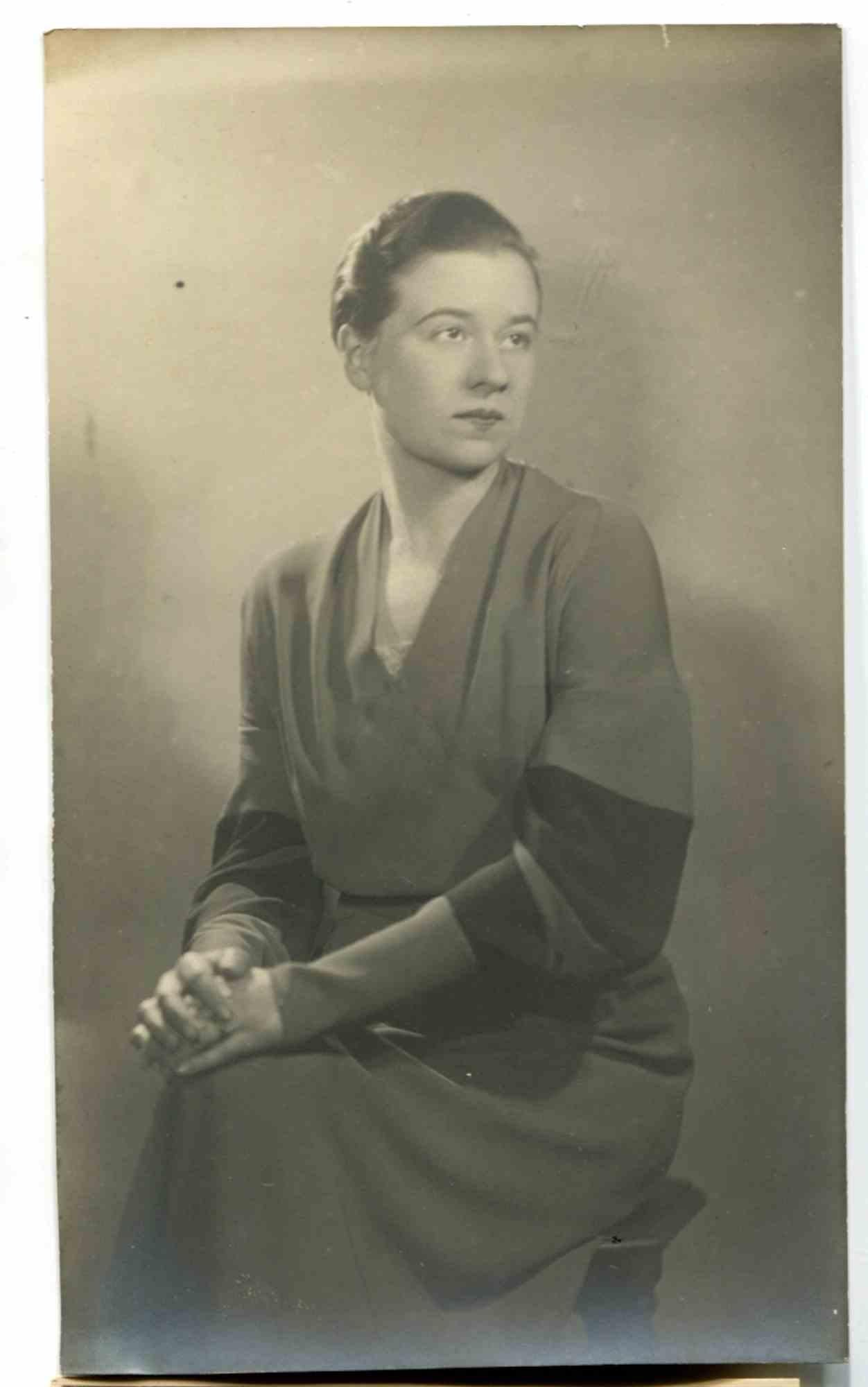 Unknown Figurative Photograph – Porträt von Mrs Gilles – Vintage-Foto – frühes 20. Jahrhundert 