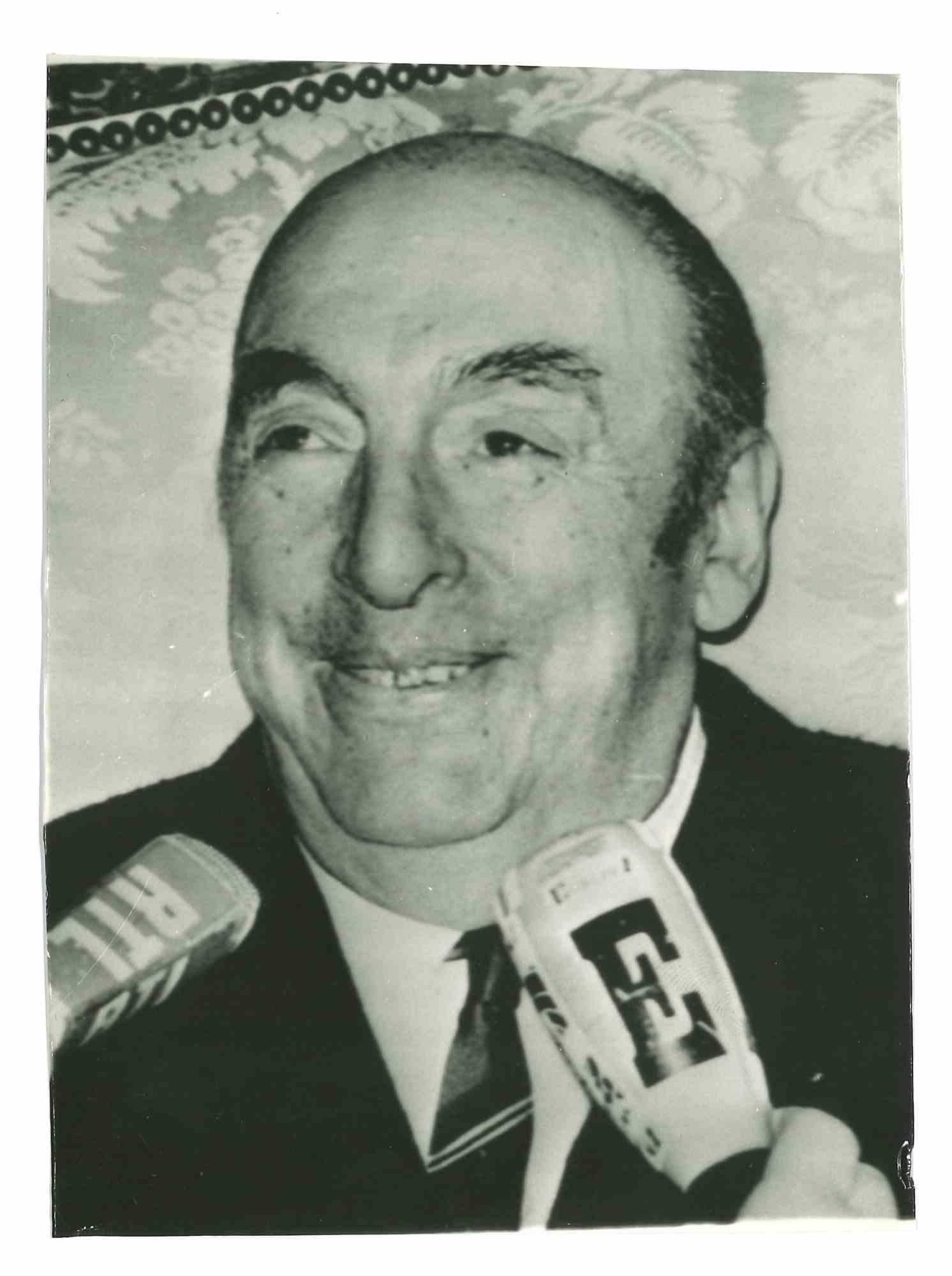 Unknown Figurative Photograph – Porträt von Pablo Neruda - 1960er Jahre