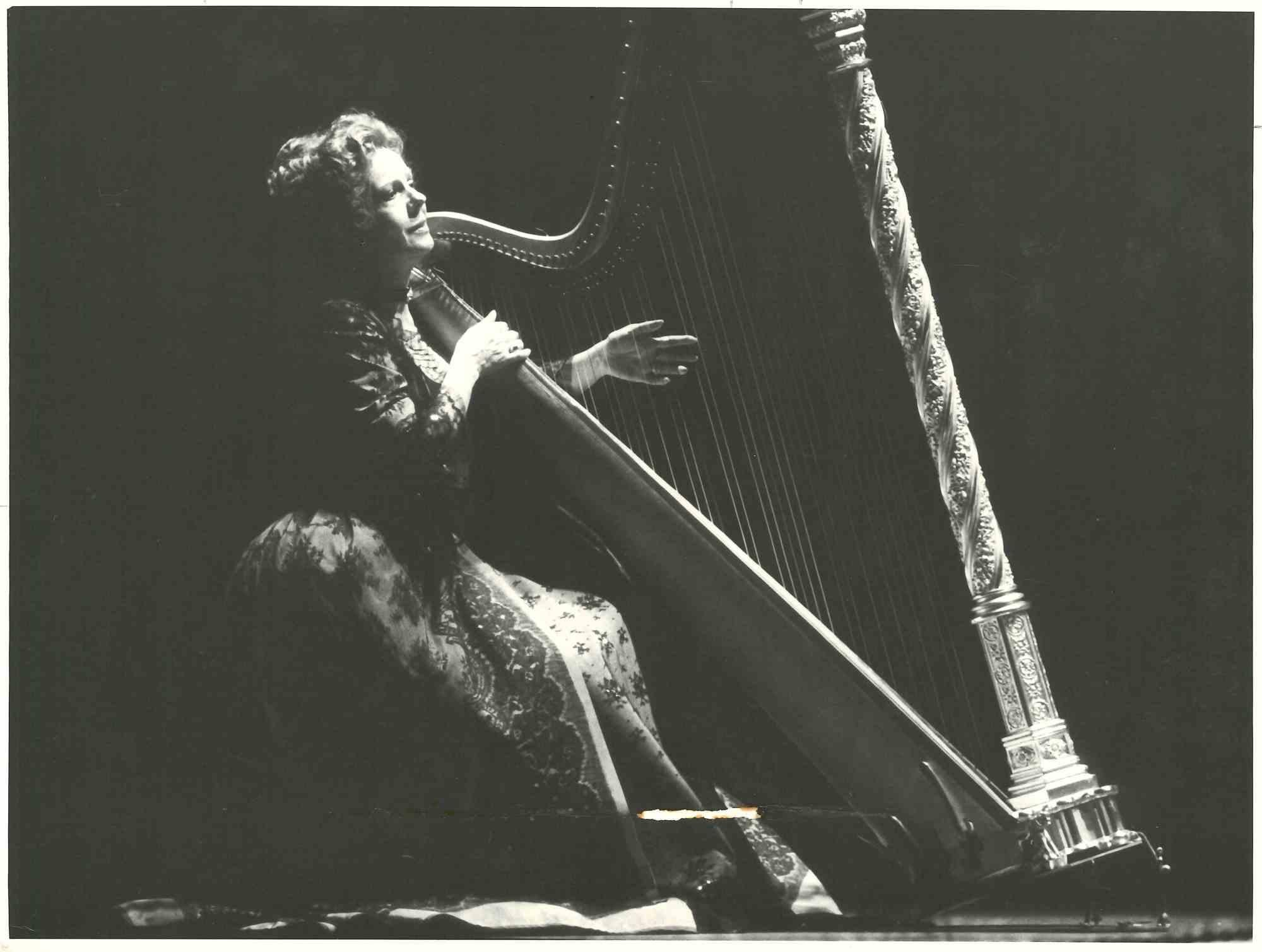 Figurative Photograph de Unknown - Retrato de Raina Kabaivanska - Foto de época - Años 70