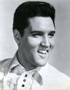 Porträt von Smiling Elvis Presley – Vintage-Fotodruck im Vintage-Stil – 1960er Jahre