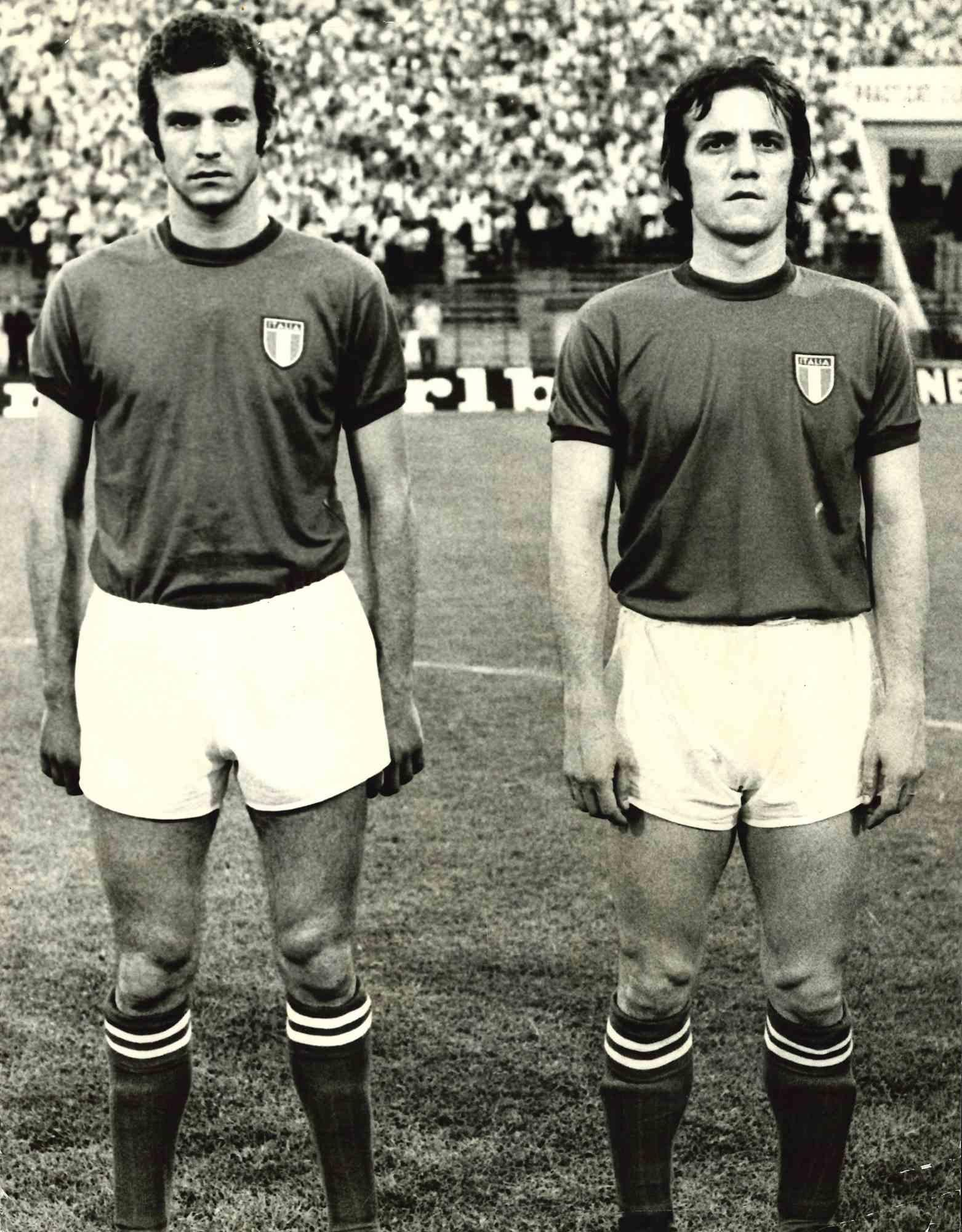 Figurative Photograph di Unknown - Ritratto dei calciatori Spinosi e Boninsegna - Foto d'epoca - Anni '70