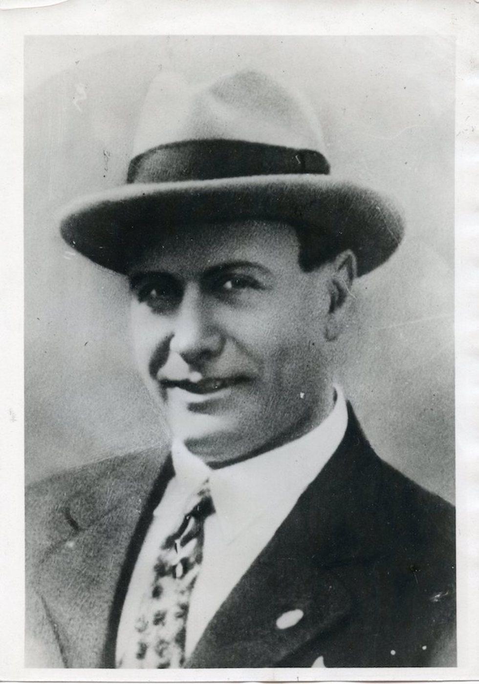 Black and White Photograph Unknown - Portrait du jeune Benito Mussolini  - Paire de photos vintage 1934