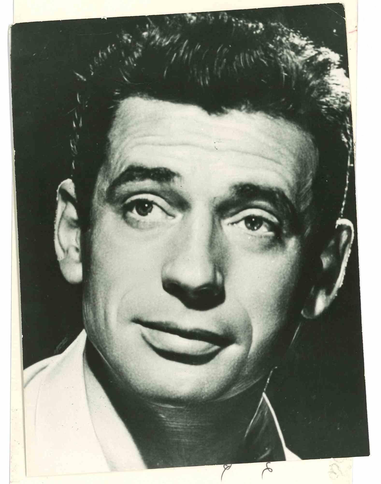 Unknown Figurative Photograph - Portrait of Yves Montand - Photo - 1960s