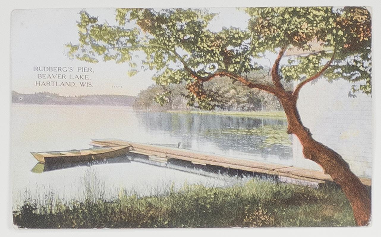 Postcard mit Ansicht des Rudberg's Pier, Bibersee, Hartland, Wisconsin – Print von Unknown