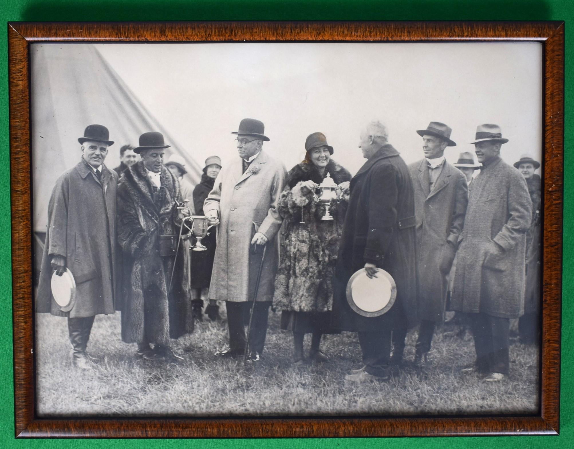 Präsentation von zwei Sporttrophäen November 1927 – Photograph von Unknown