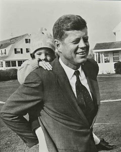 Präsident Kennedy mit seiner Tochter – Vintage-Fotografie – 1960er Jahre
