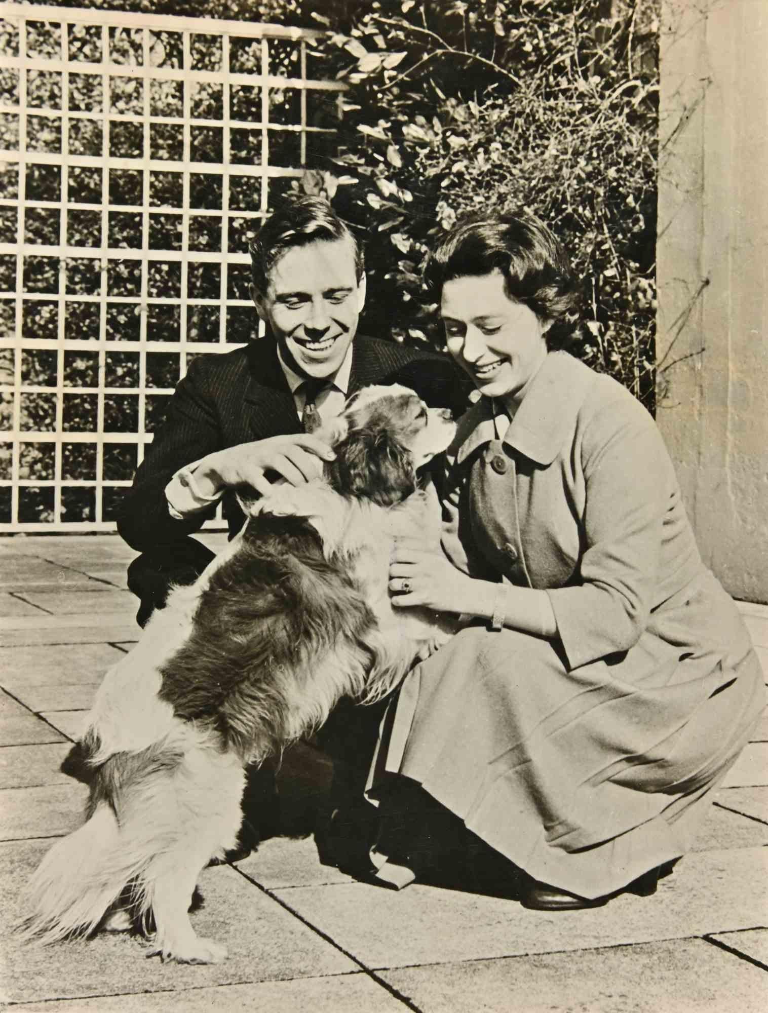Unknown Figurative Photograph – Prinzessin Margaret mit Ehemann und Hund – Fotografie – 1966