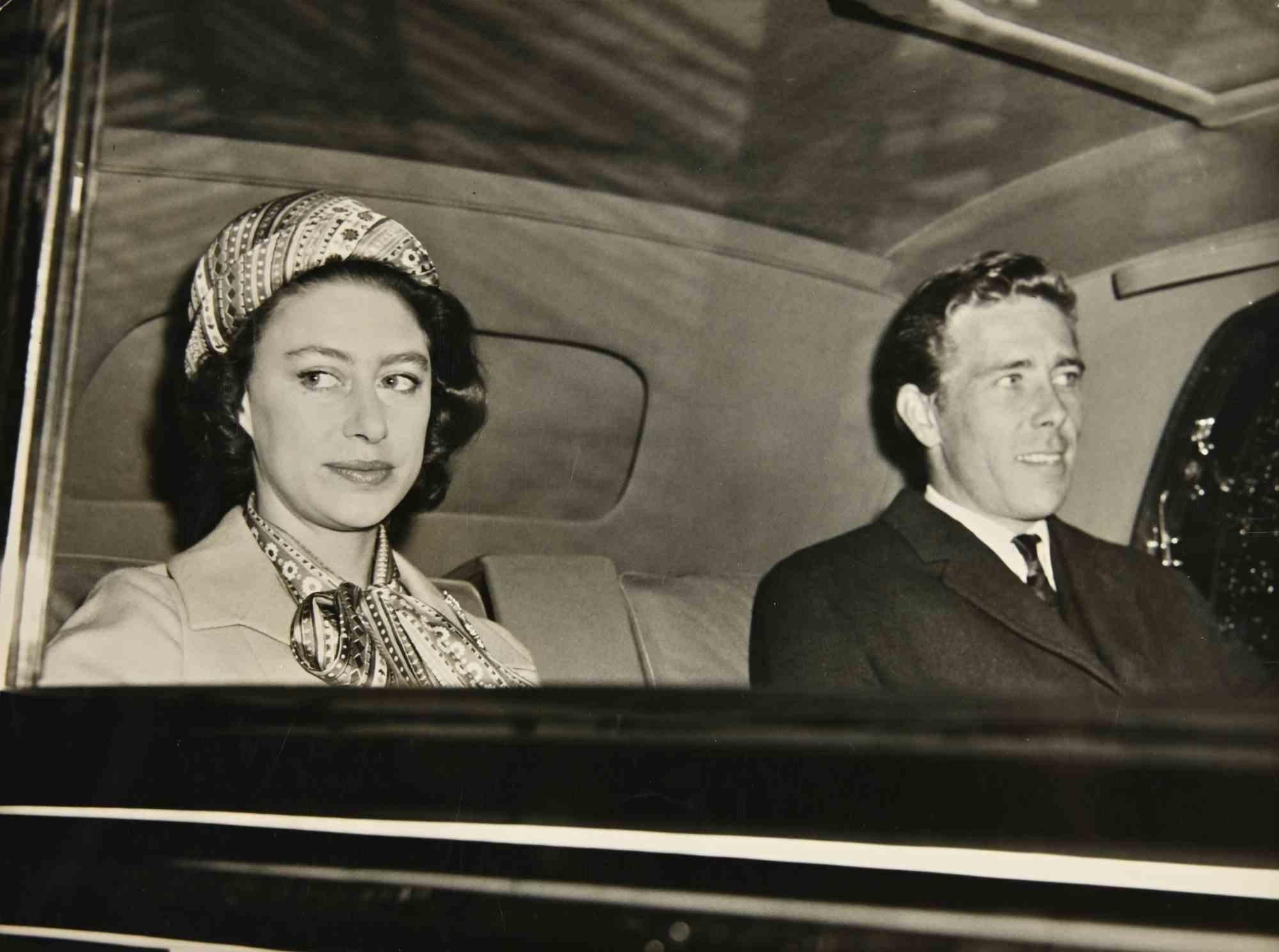 Portrait Photograph de Unknown - La princesa Margarita y su marido en Londres - Fotografía de época - 1962