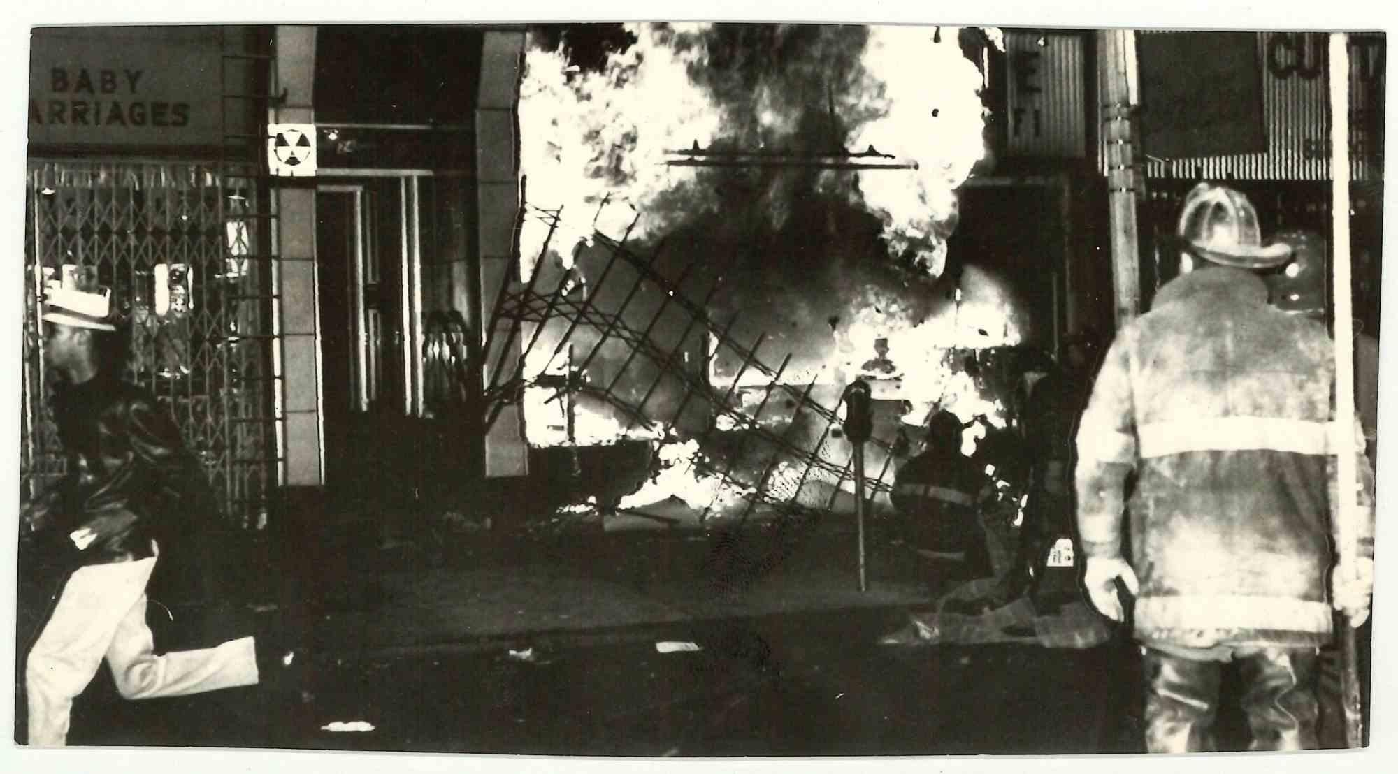 Figurative Photograph Unknown - Protests après la mort de M.L. King - Photo vintage - 1968