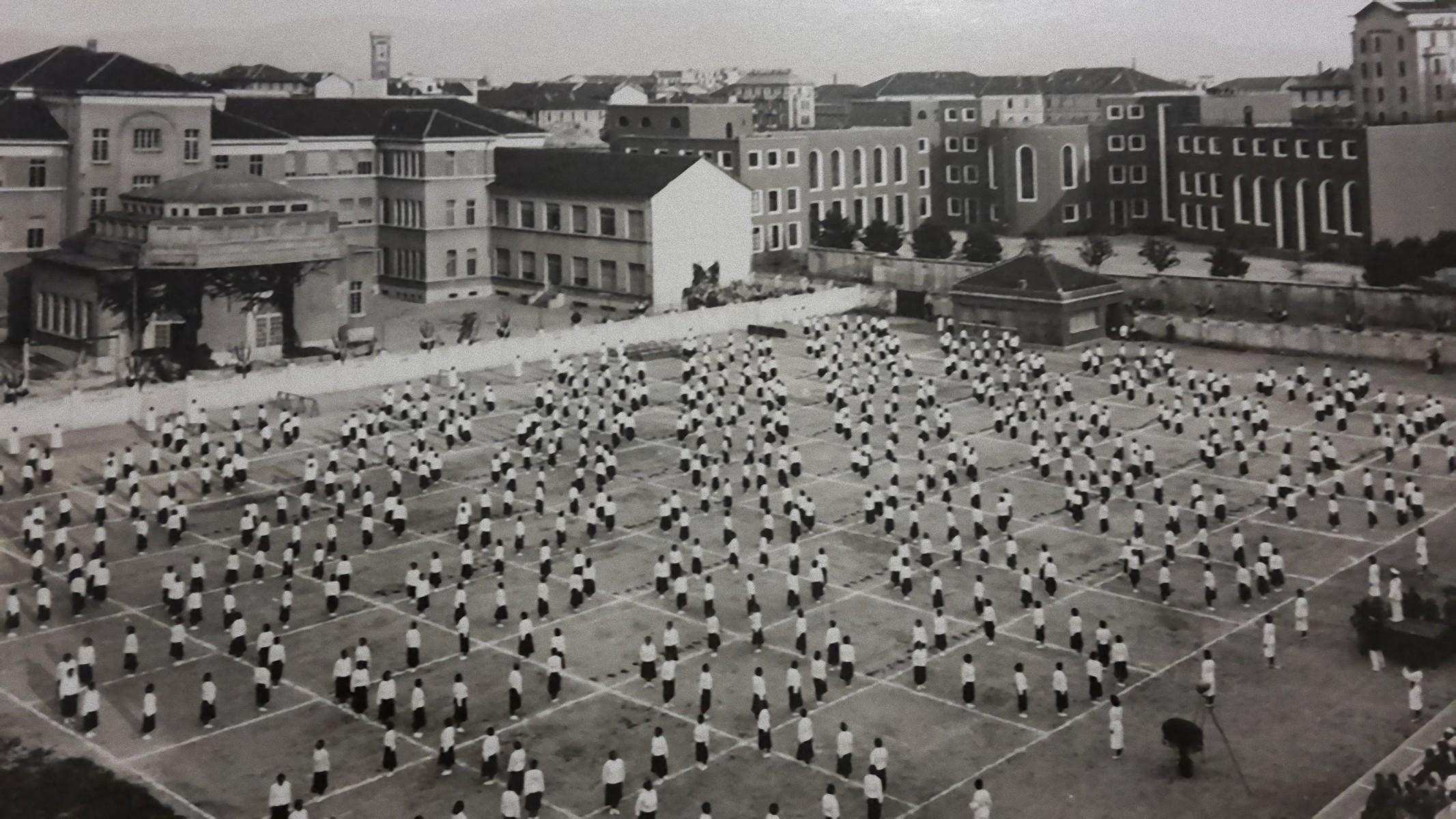 Unknown Figurative Photograph – öffentliche Demonstration während des Fascismus in Italien –  b/w Fotografie - 1930er Jahre