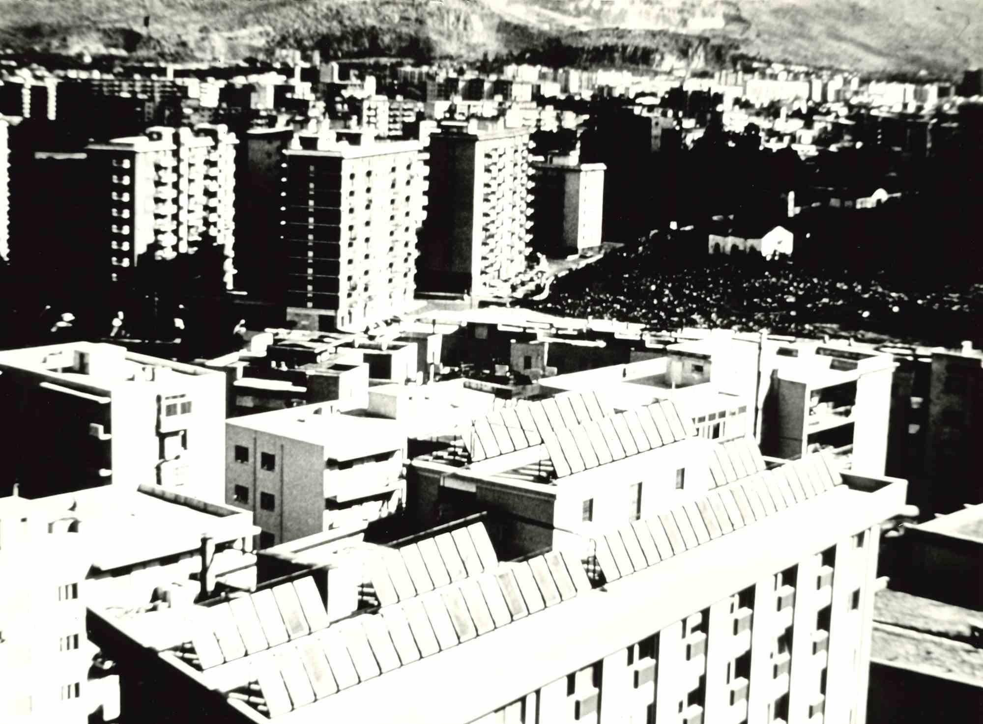 Figurative Photograph de Unknown - Obras Públicas  Edificio en Palermo - Fotografía de época - Años 70