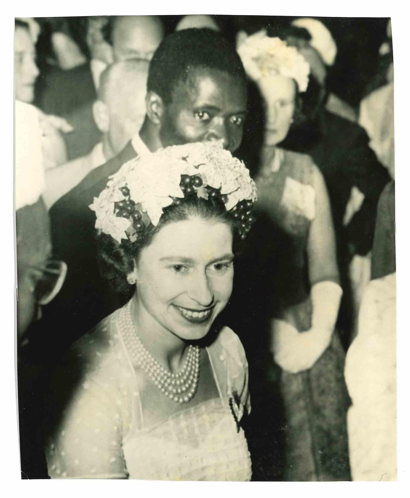 Unknown Figurative Photograph - Queen Elisabeth in Sierra Leone - 1960s