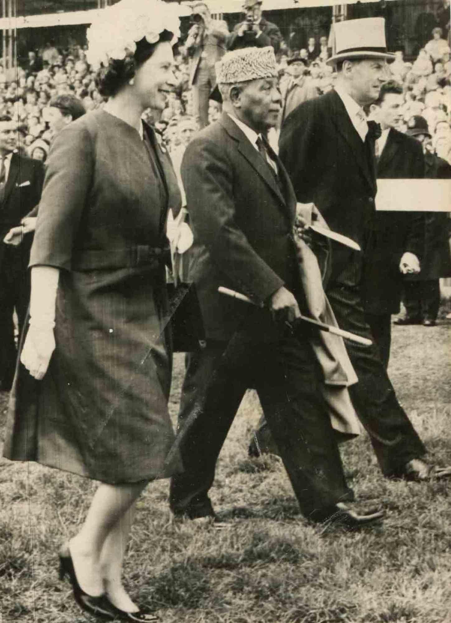 Black and White Photograph di ANSA - Queen Elizabeth and  Pres. Ibrahim Abboud of the Sudan, Lord Derby attending  Ho