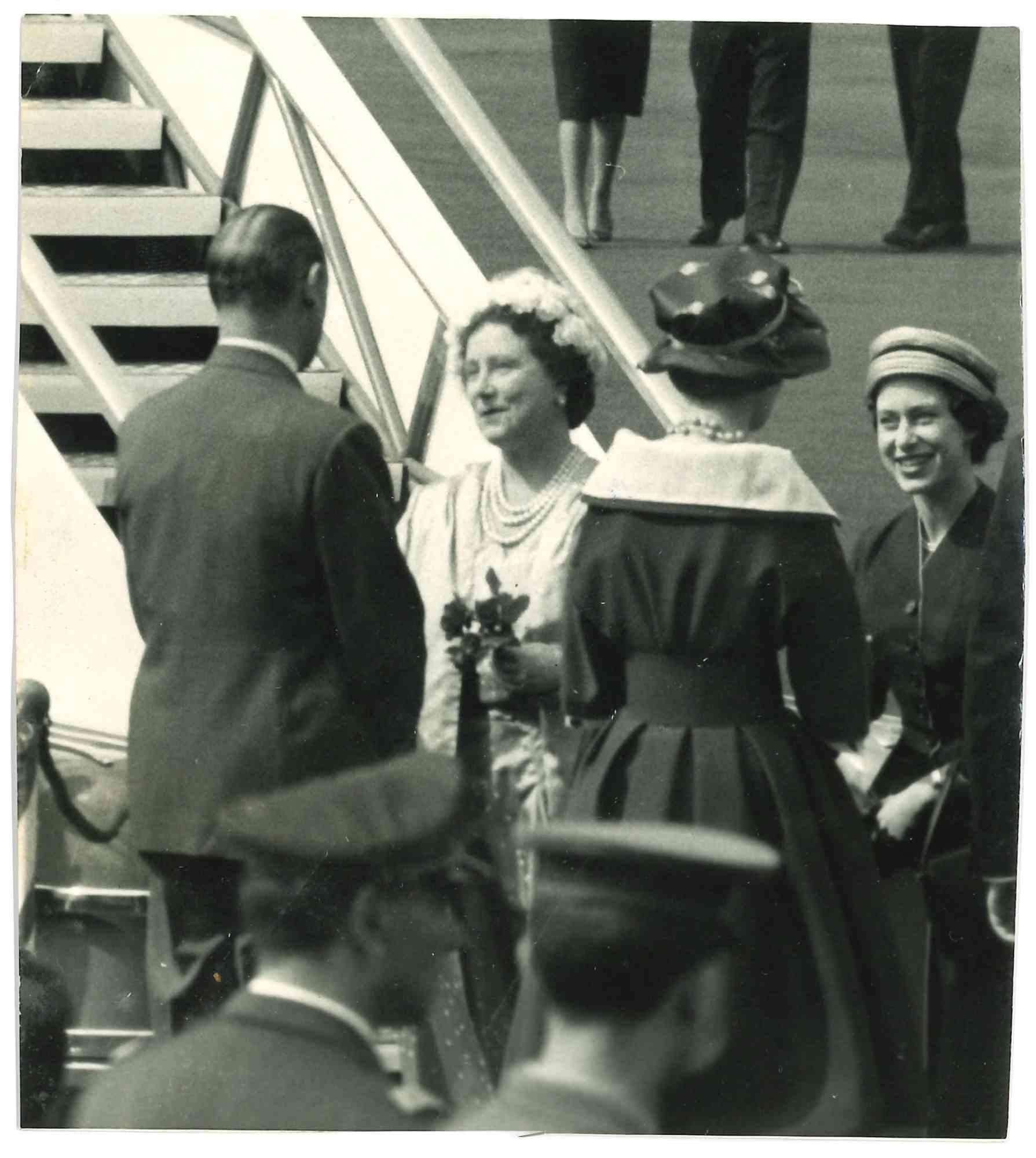 Unknown Black and White Photograph – Königin Elisabeth II.  Vater und Mutter Königin - Vintage-Fotografie 1950er Jahre