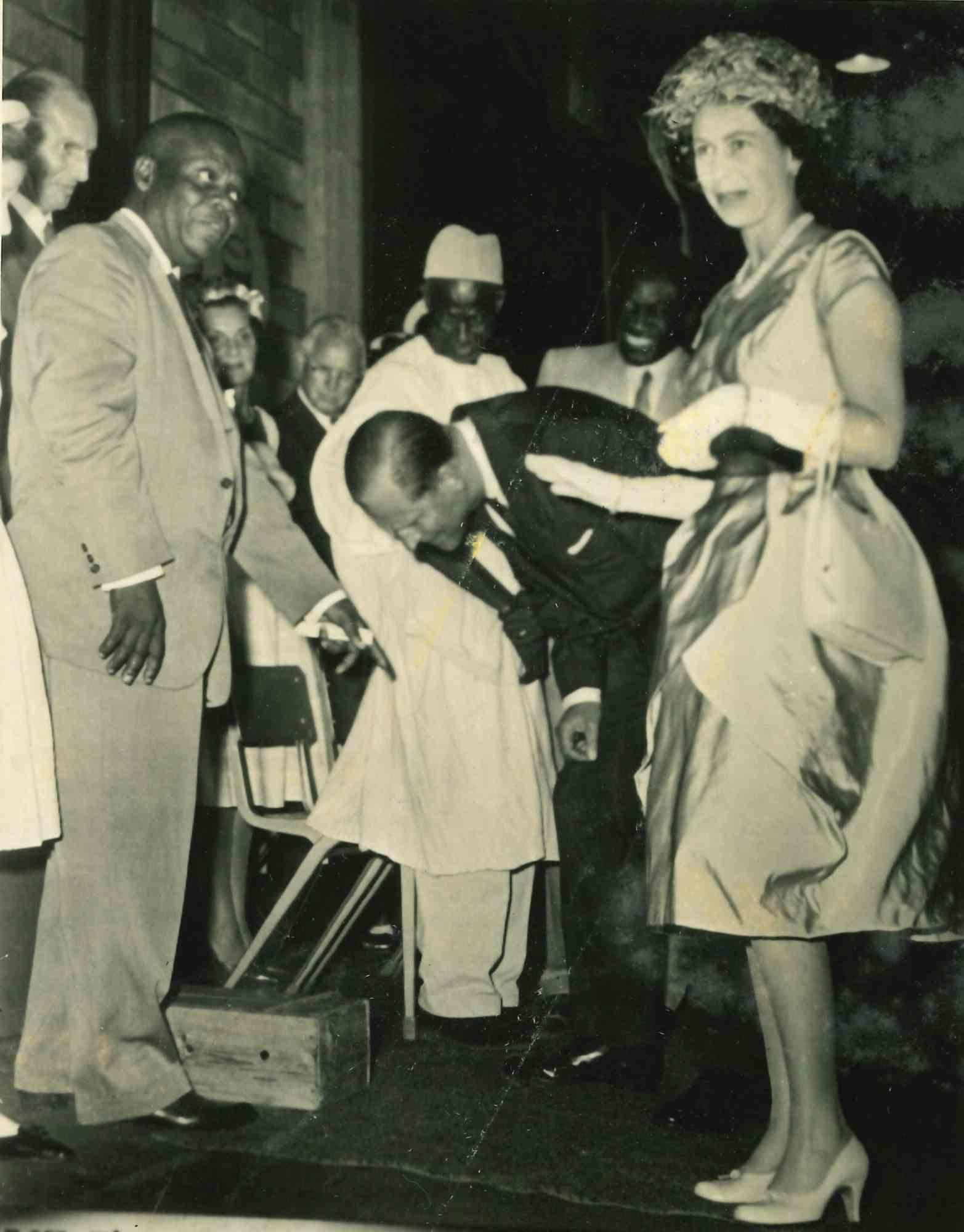 Unknown Black and White Photograph – Königin Elisabeth II. und Prinz Philip beim Blick auf Boa – Vintage-Fotografie 1950er Jahre