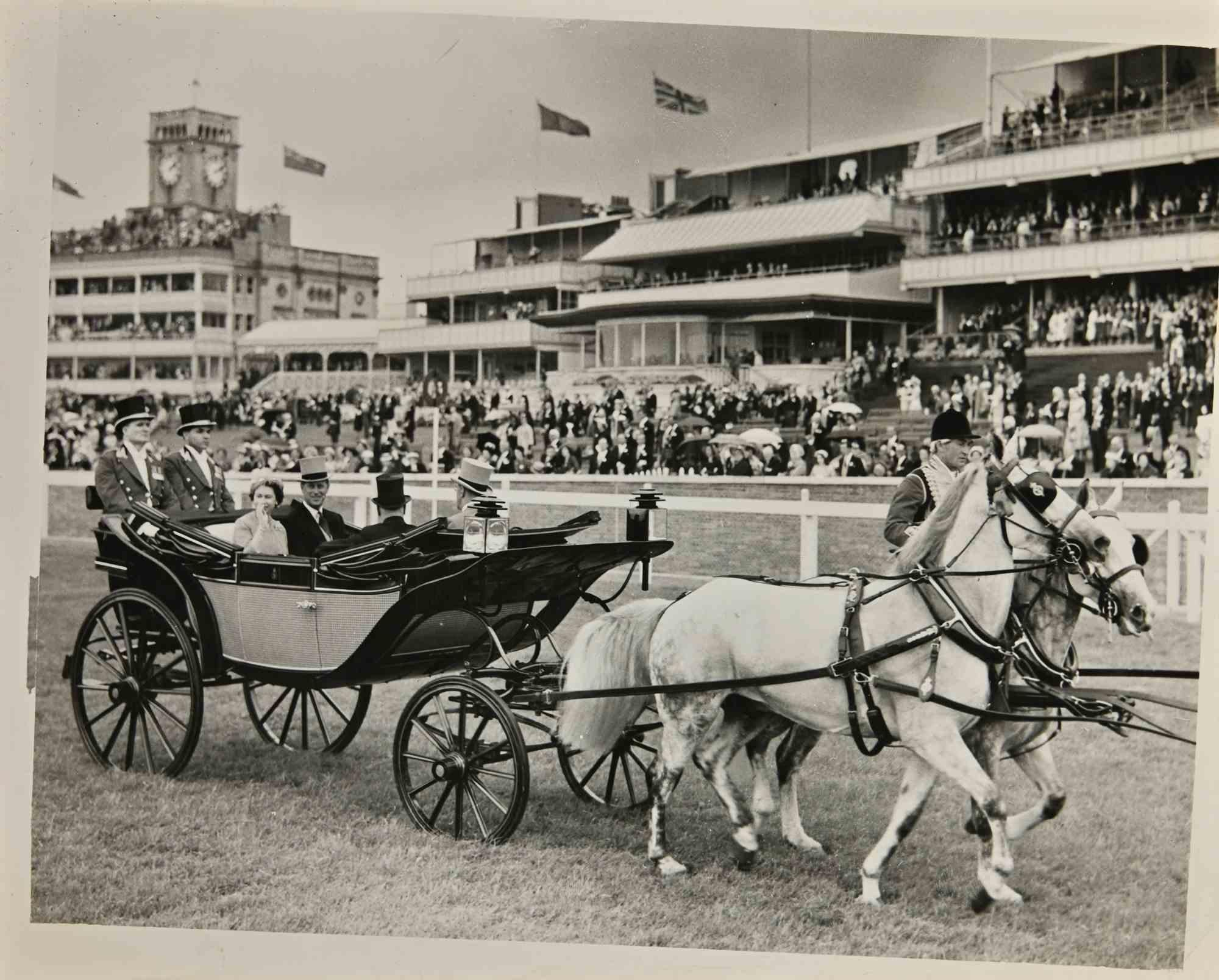 Figurative Photograph di Unknown - La Regina Elisabetta II e il Principe Filippo - Fotografia - 1958
