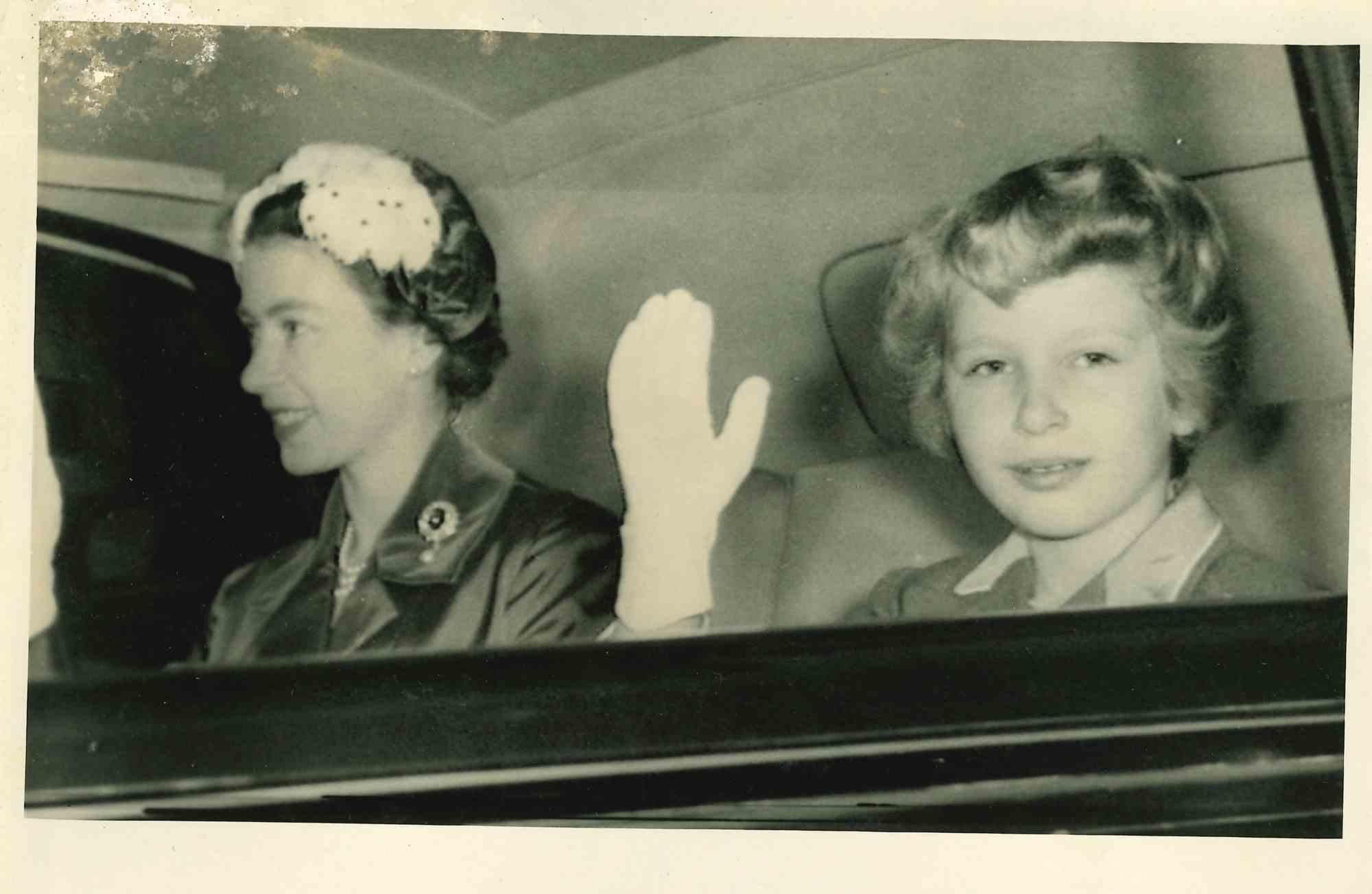 Portrait Photograph de Unknown - La Reina Isabel II y la Princesa Anne - Fotografía de época