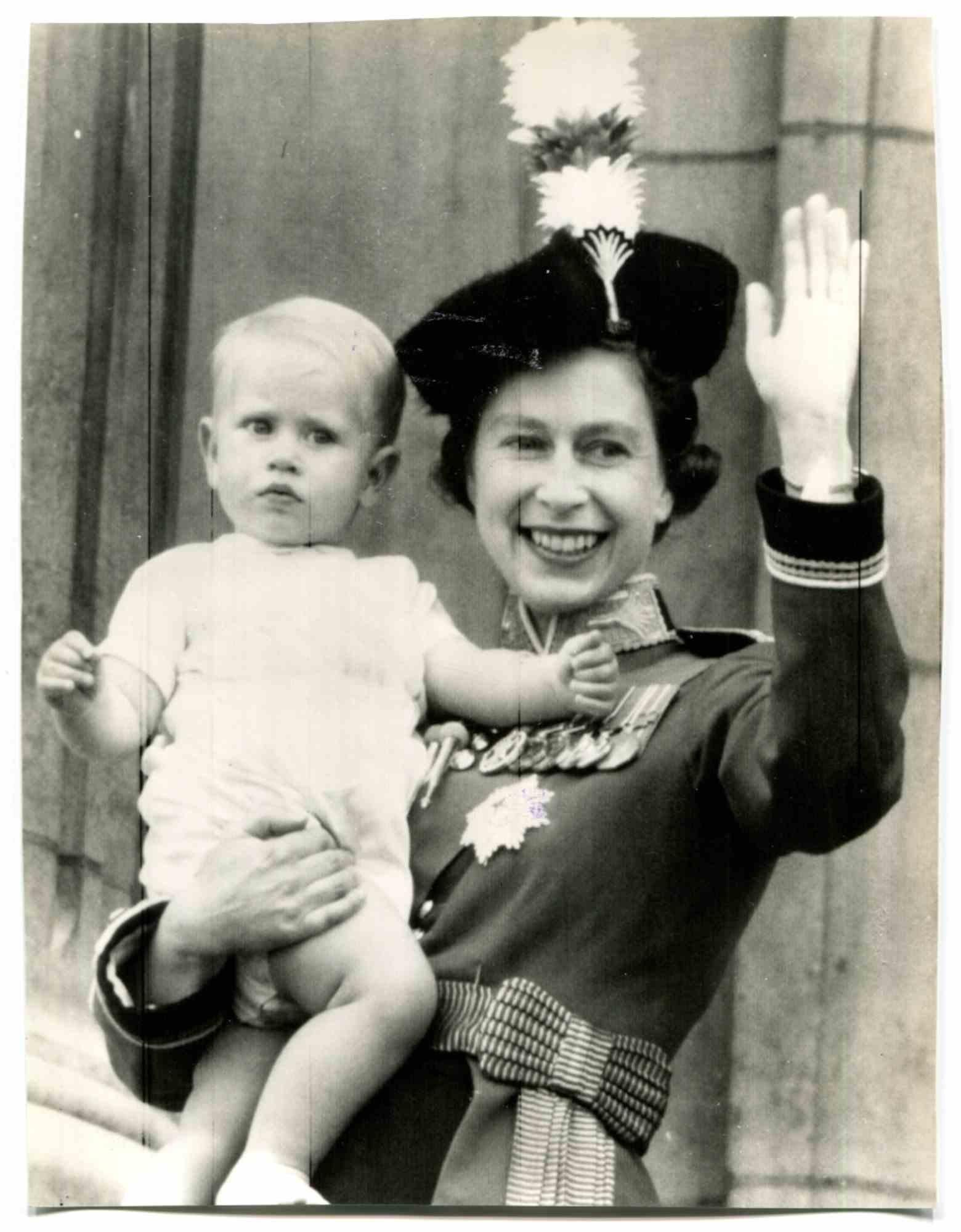Unknown Figurative Photograph – Königin Elisabeth II. – Vintage-Foto – 1960er-Jahre