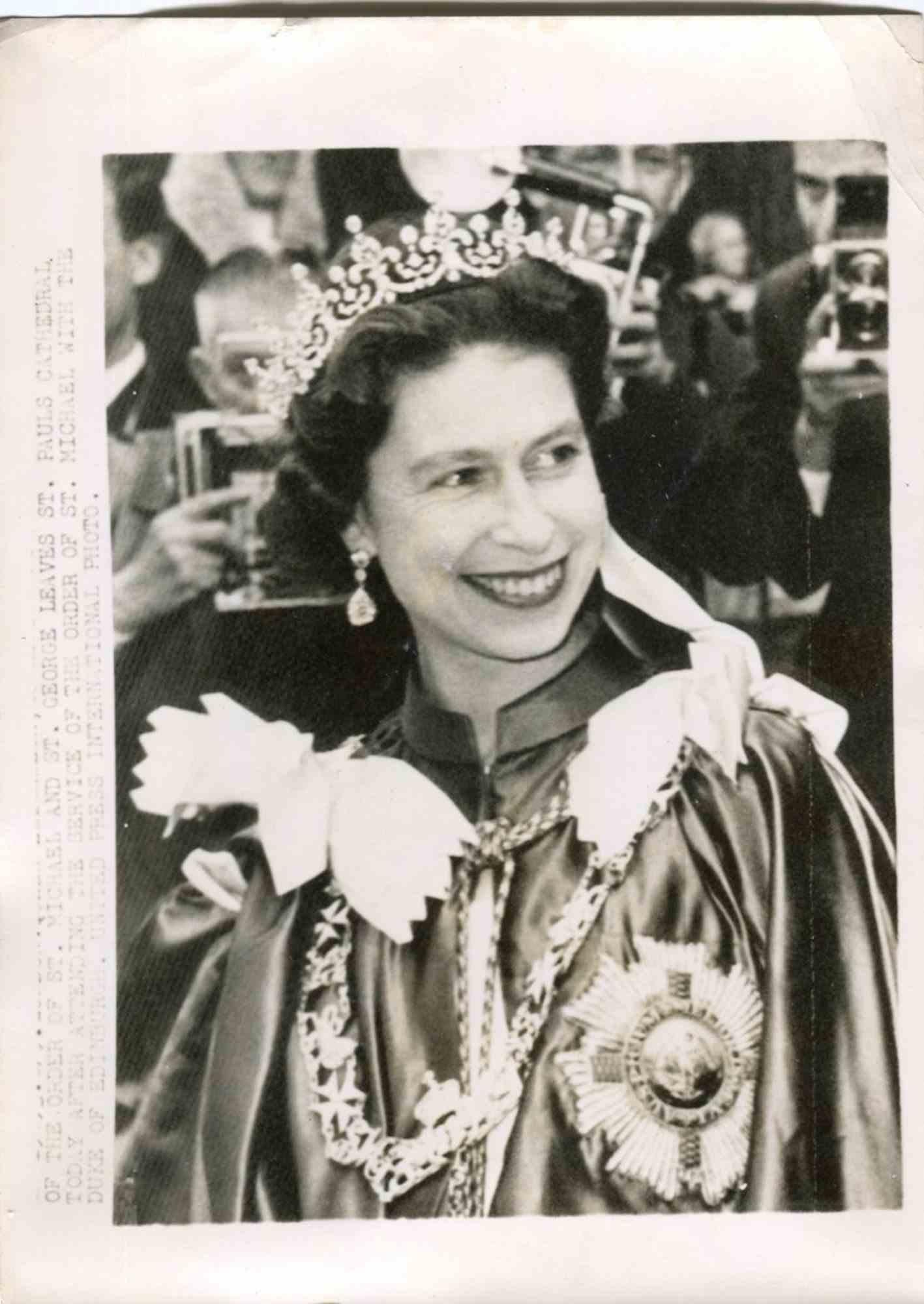 Portrait Photograph Unknown - Queen Elizabeth II - Photographie vintage, années 1960