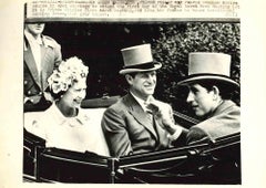 La reine Elizabeth II avec les princes Charles et Philips - Vintage Press Print - 1968