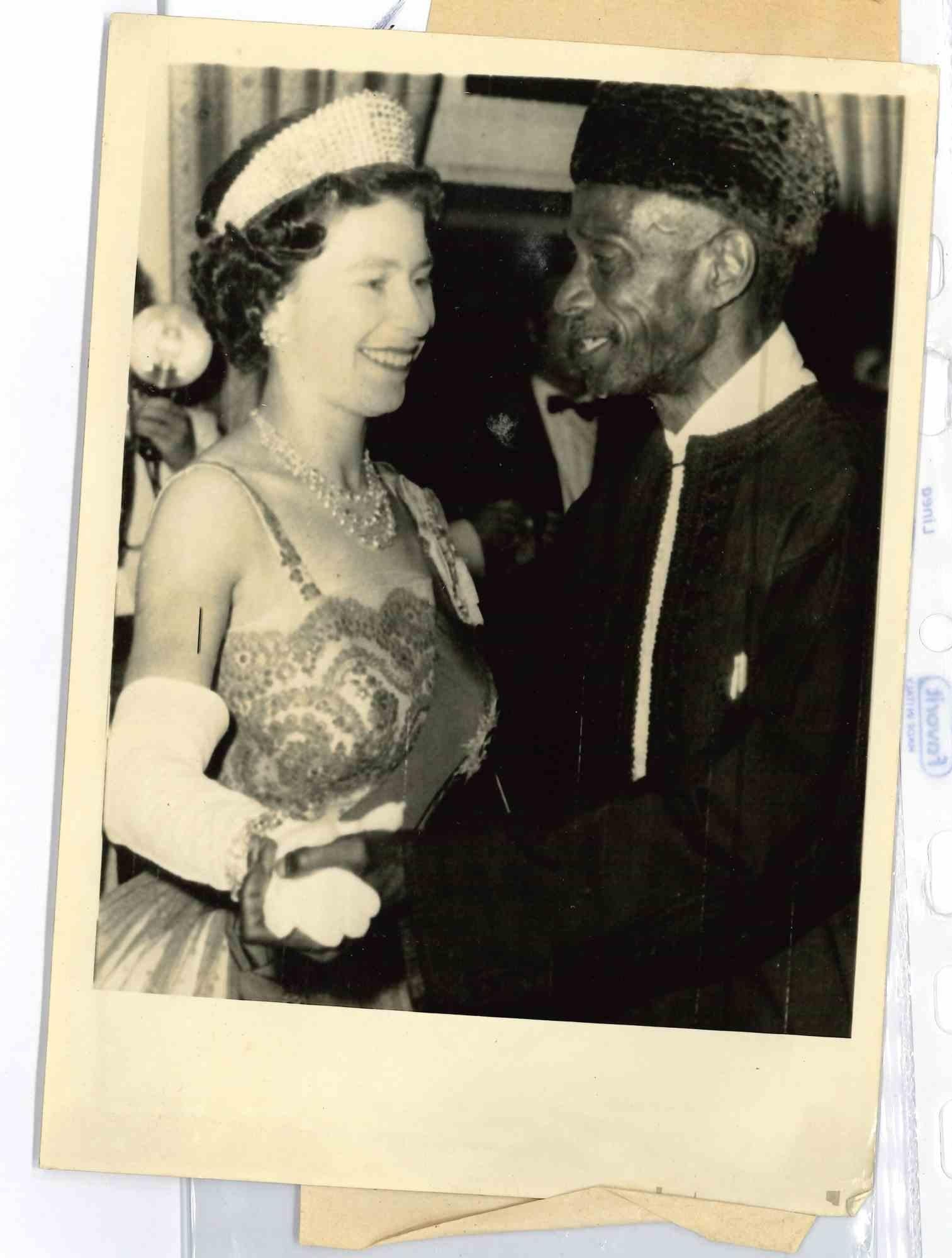 Unknown Figurative Photograph - Queen Elizabeth - Vintage Photo - 1950s