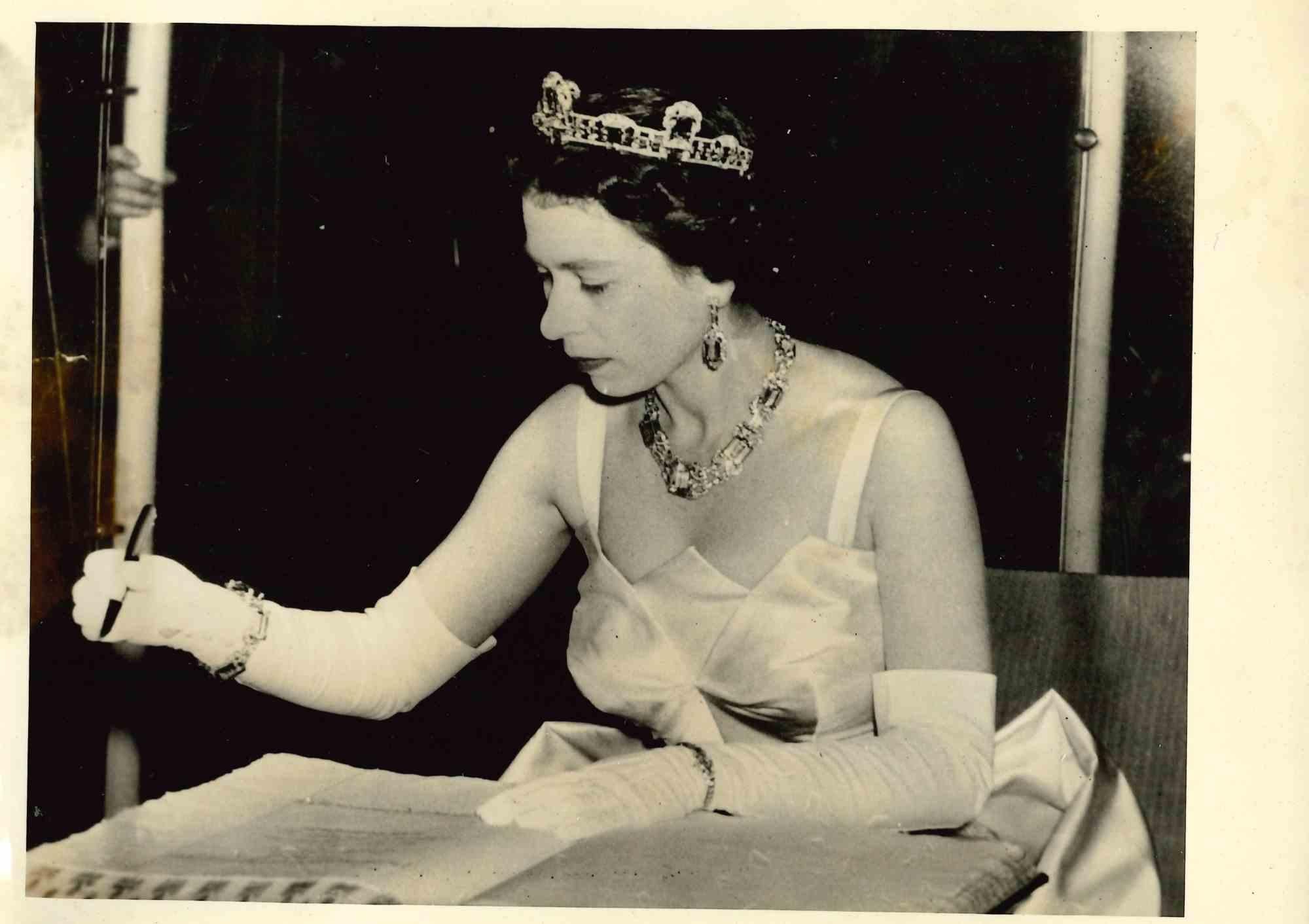 Unknown Figurative Photograph - Queen Elizabeth - Vintage Photo - 1950s