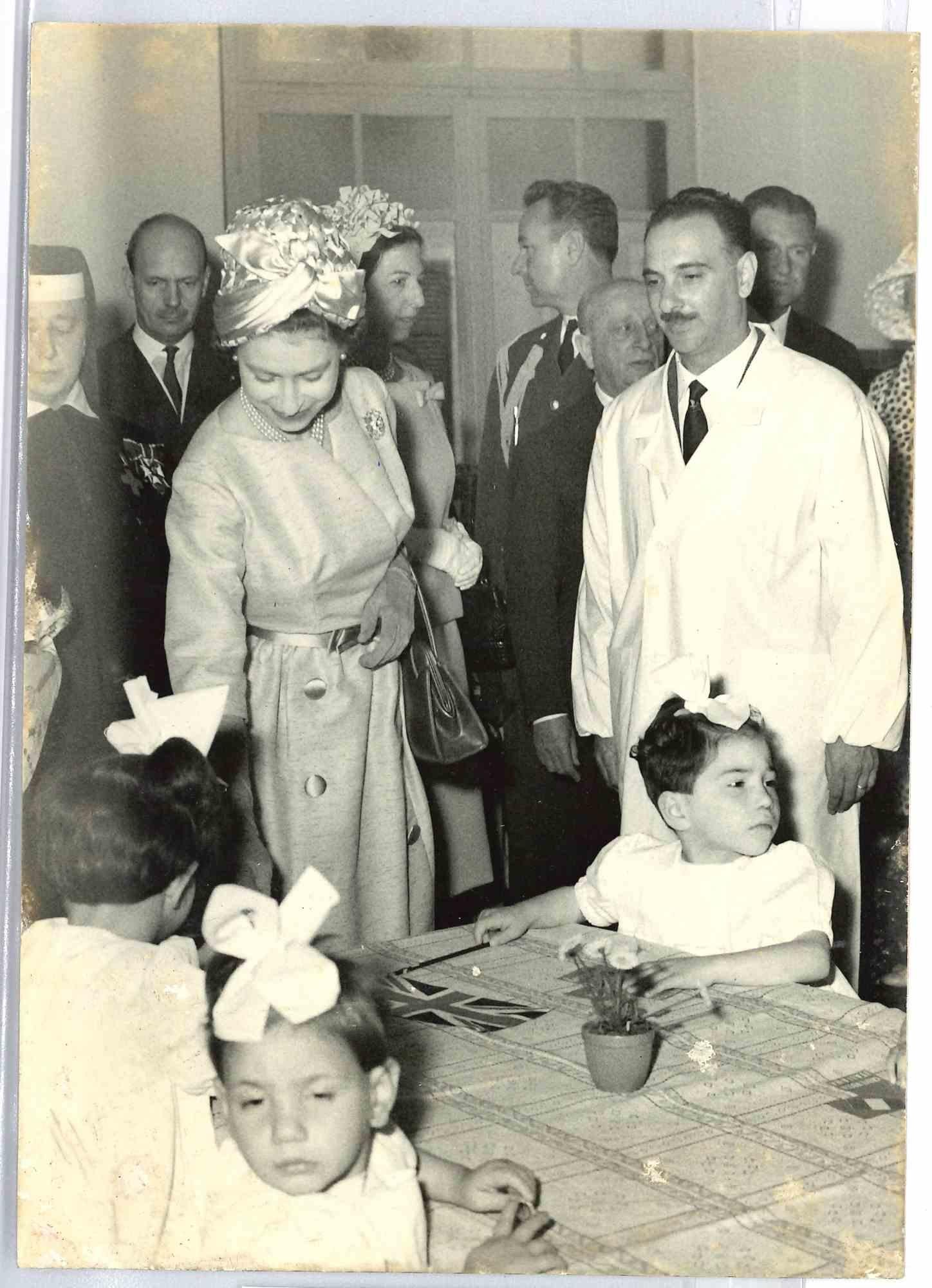 Unknown Figurative Photograph - Queen Elizabeth - Vintage Photo - Mid-20th century